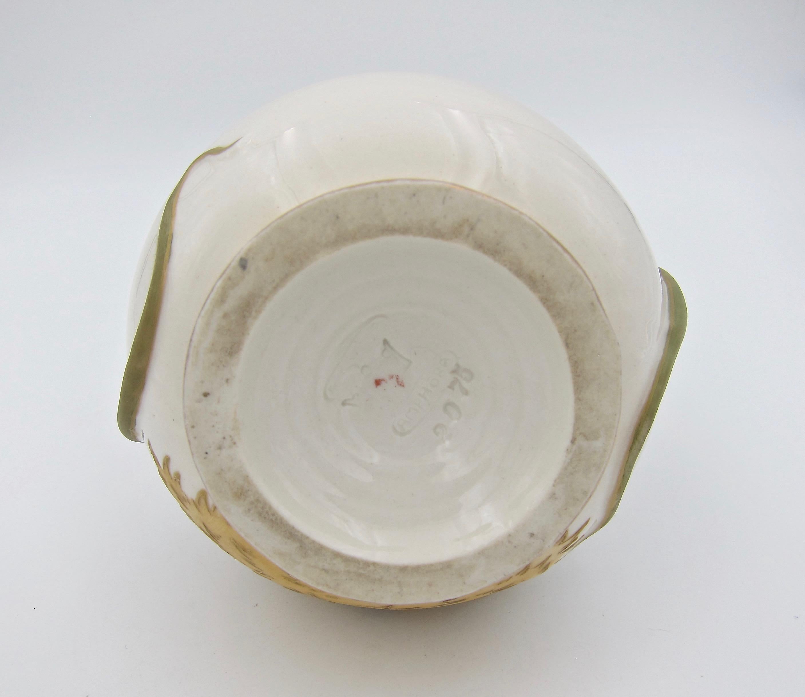 Ancien vase autrichien RStK en porcelaine ivoire avec poignées en forme de dragon 4