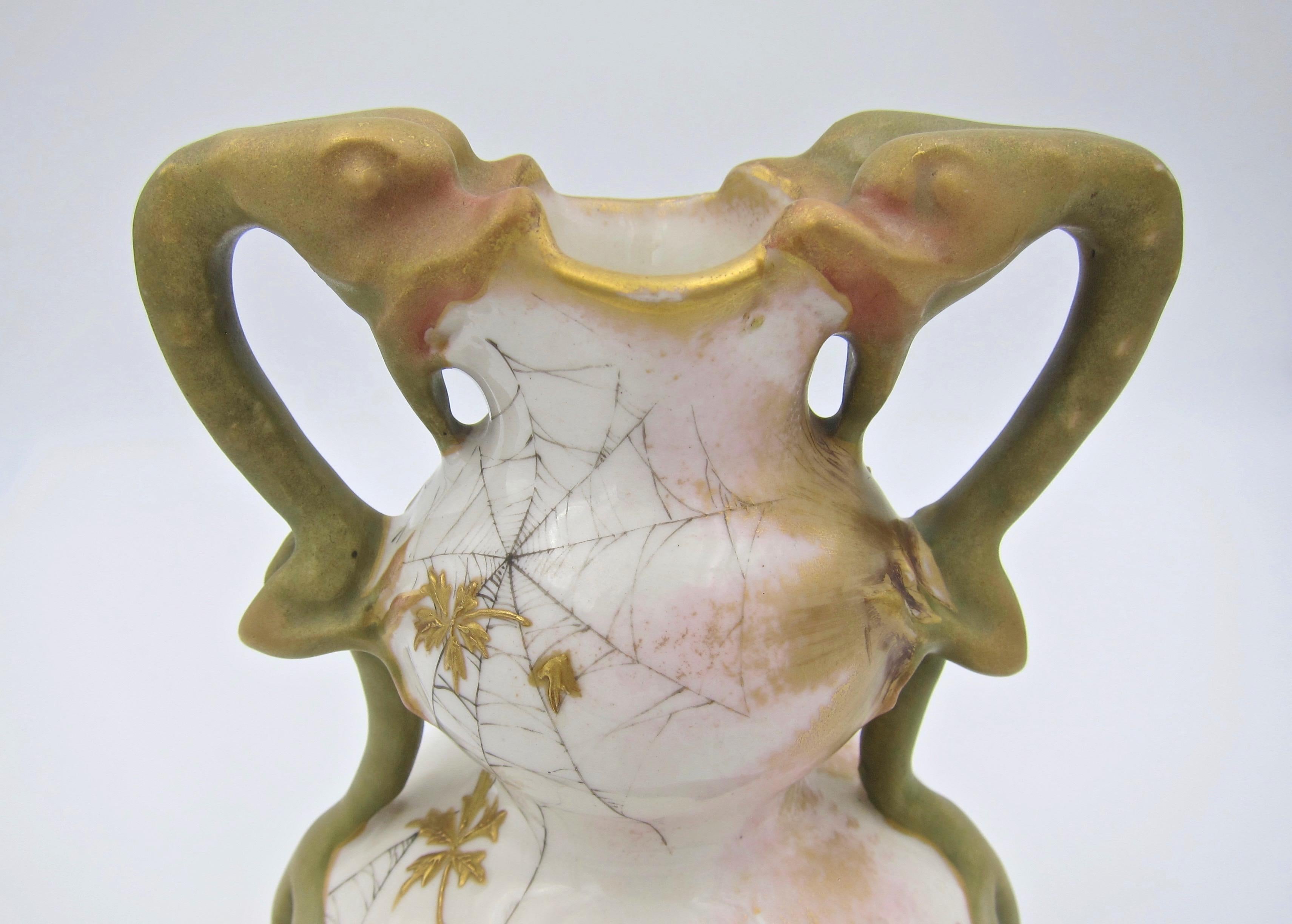 Porcelaine Ancien vase autrichien RStK en porcelaine ivoire avec poignées en forme de dragon