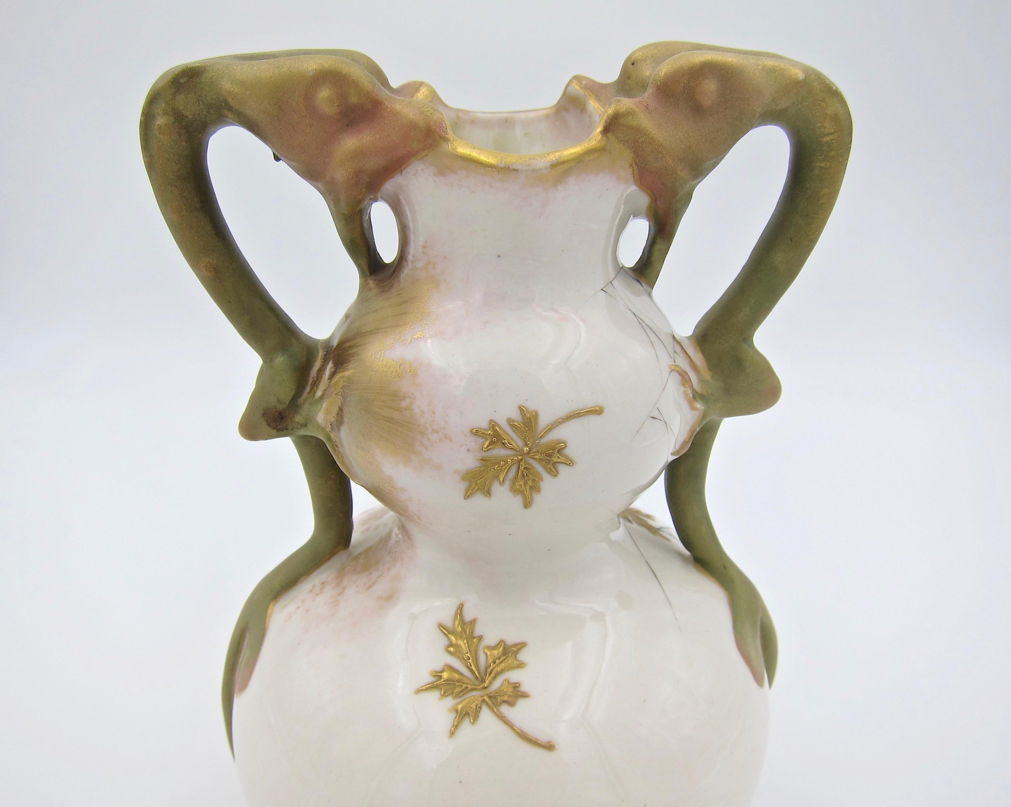 Ancien vase autrichien RStK en porcelaine ivoire avec poignées en forme de dragon 1