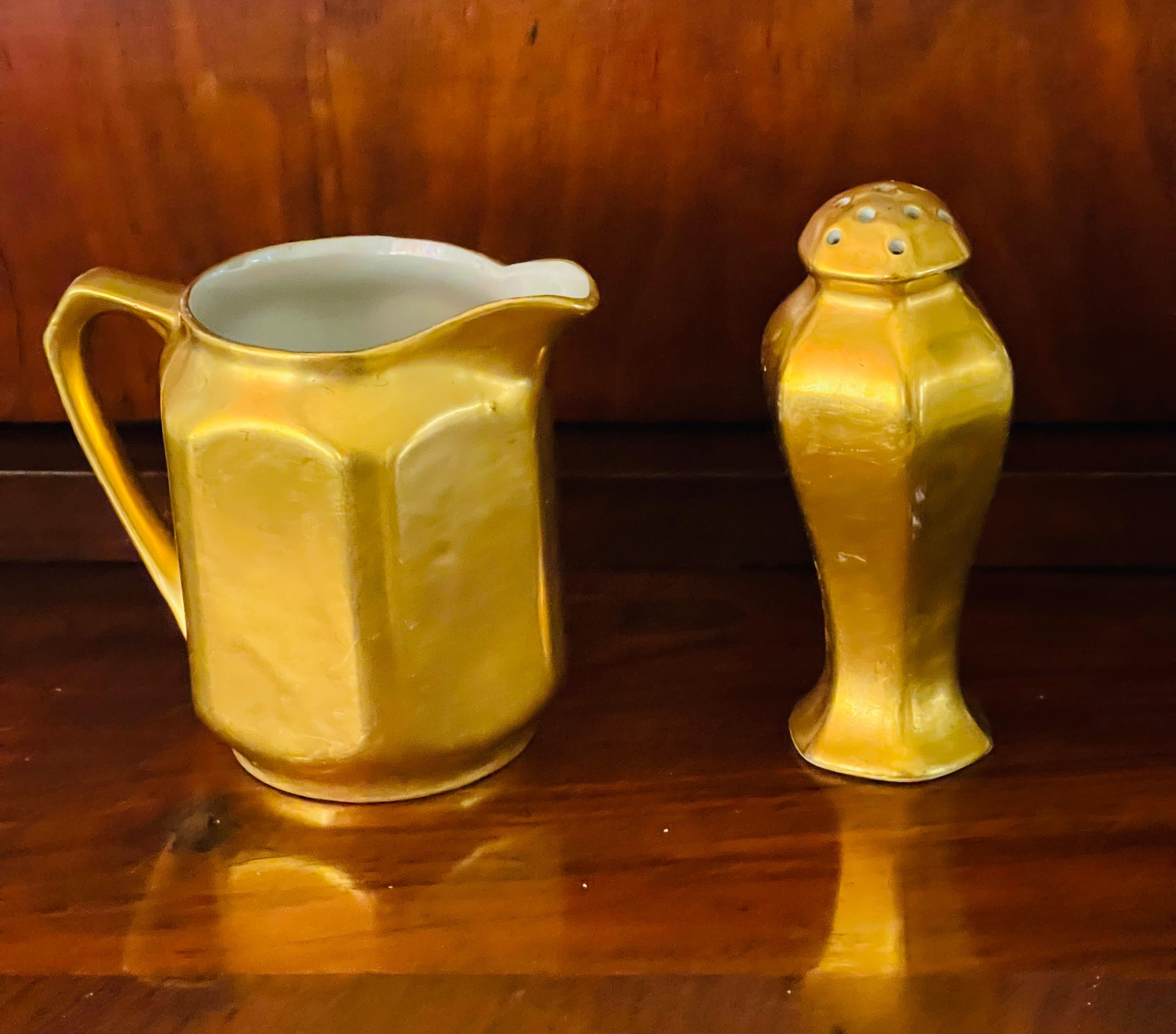 Antike österreichische Art Deco vergoldetes Porzellan Creamer und Dalt Shaker (Art déco) im Angebot