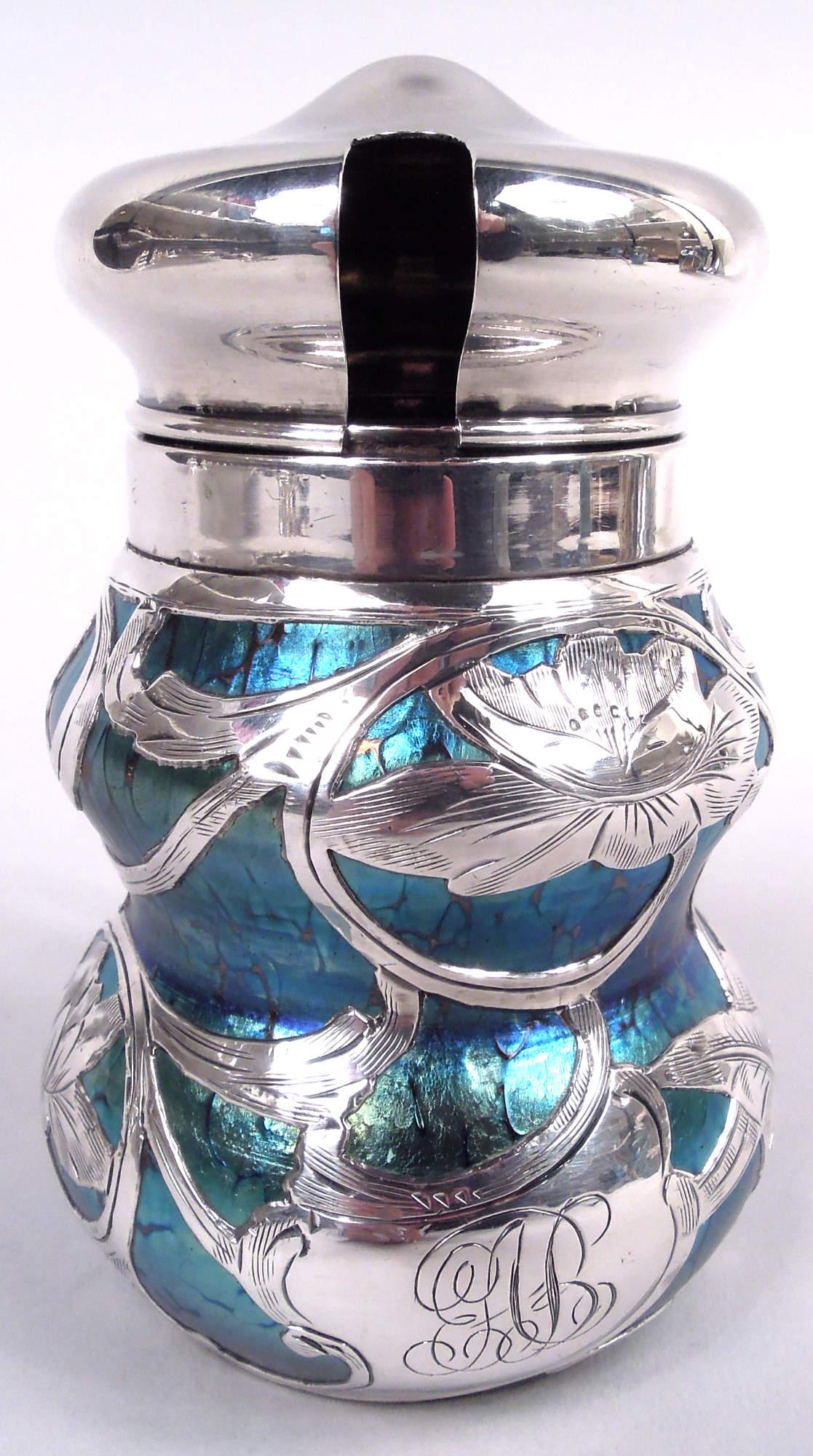 Moutardier autrichien en verre Art nouveau avec revêtement en argent gravé, vers 1900. Coupe à double panse avec montures en argent sterling : poignée à volute, col et couvercle à charnière et bombé avec appui-pouce en forme de feuille.