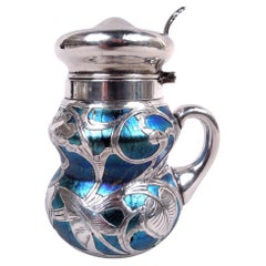 Antico vaso di senape austriaco in stile Art Nouveau iridescente ricoperto d'argento