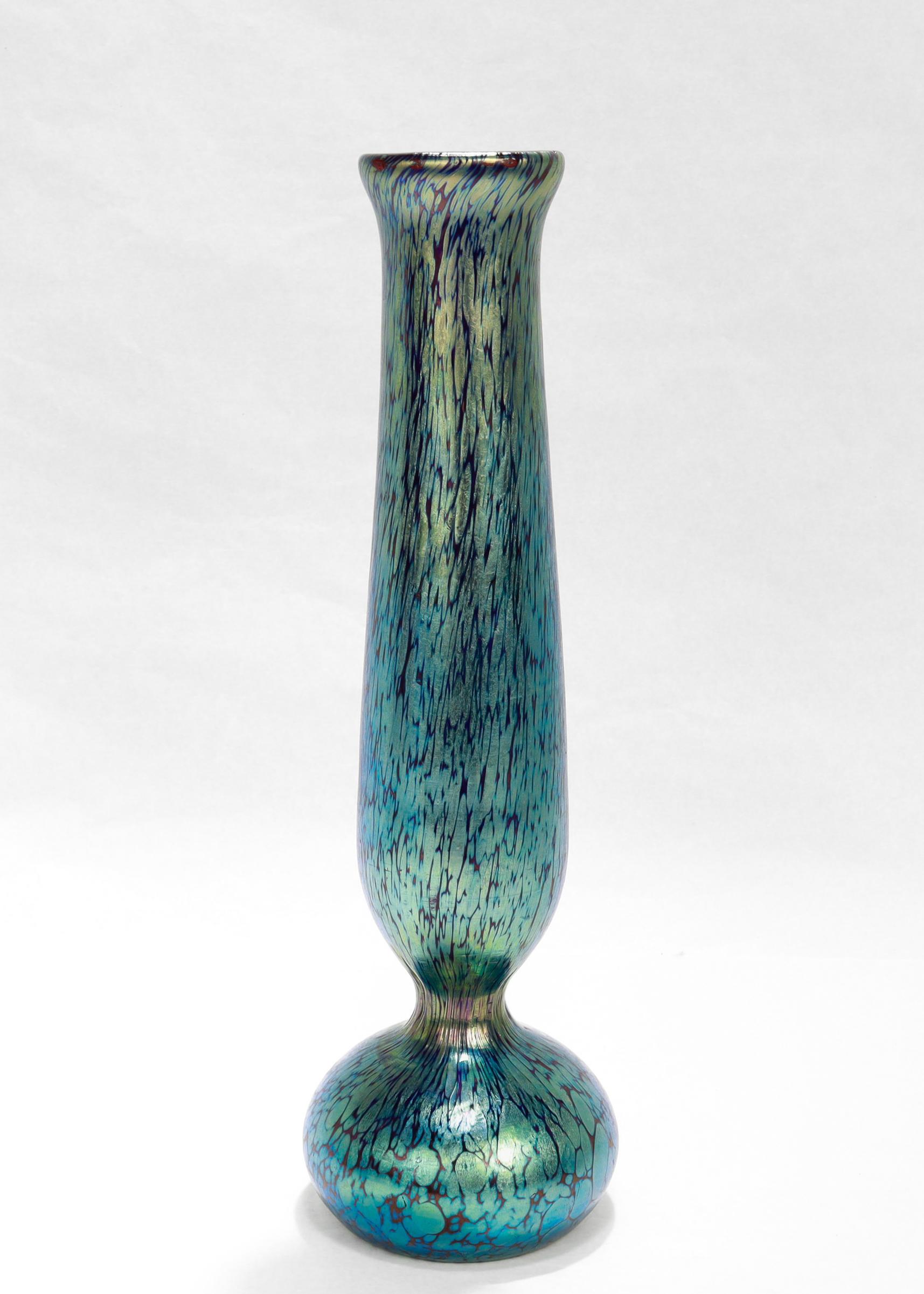 Eine schöne antike österreichische Jugendstil-Glasvase.

Von Loetz.

Im Dekor Papillion schillernd über kobaltblauem Kunstglas. Das Muster wird manchmal auch als 