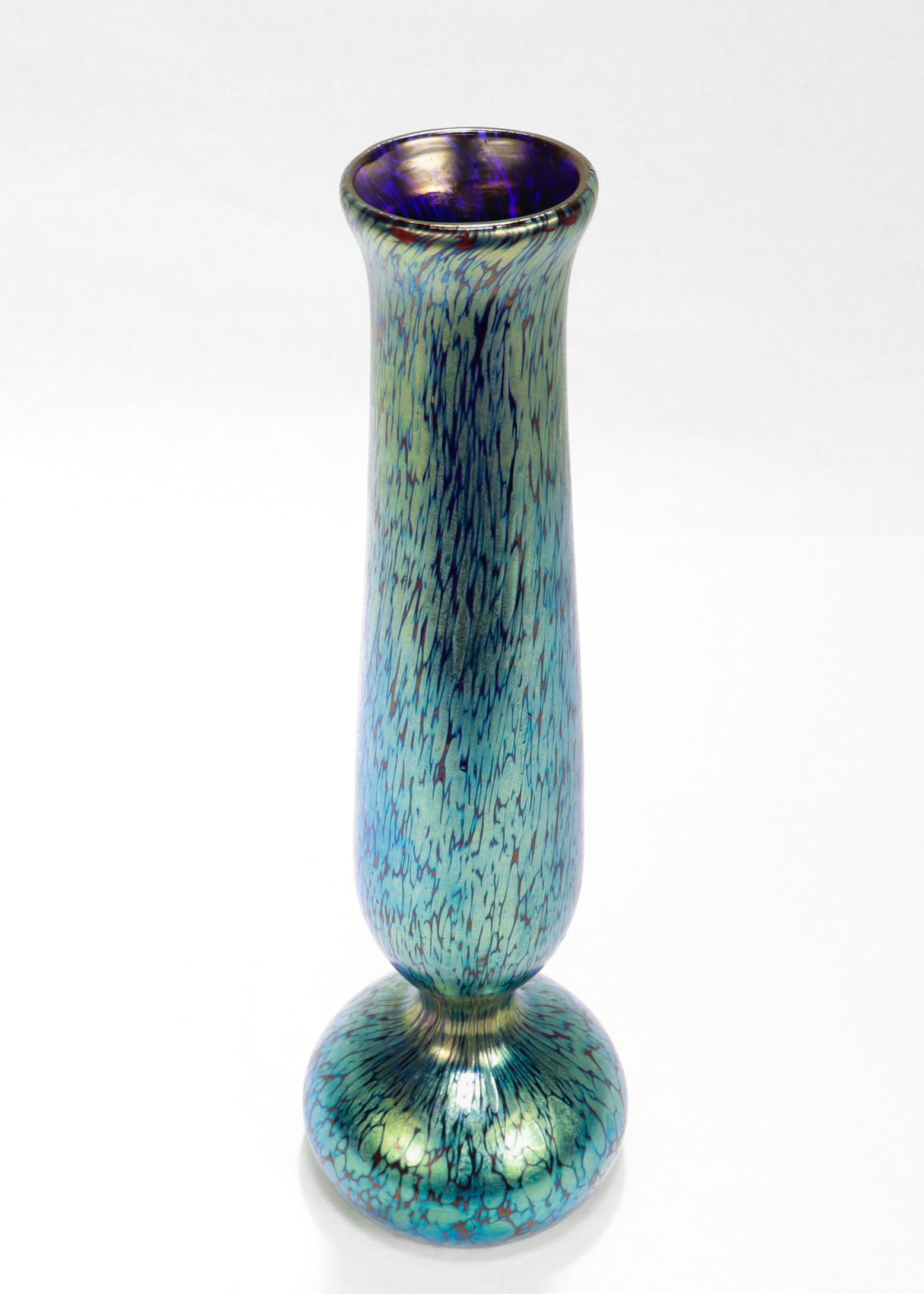 Antike österreichische Jugendstil Loetz Iridescent Cobalt Papillion Kunst Glas Vase (20. Jahrhundert) im Angebot