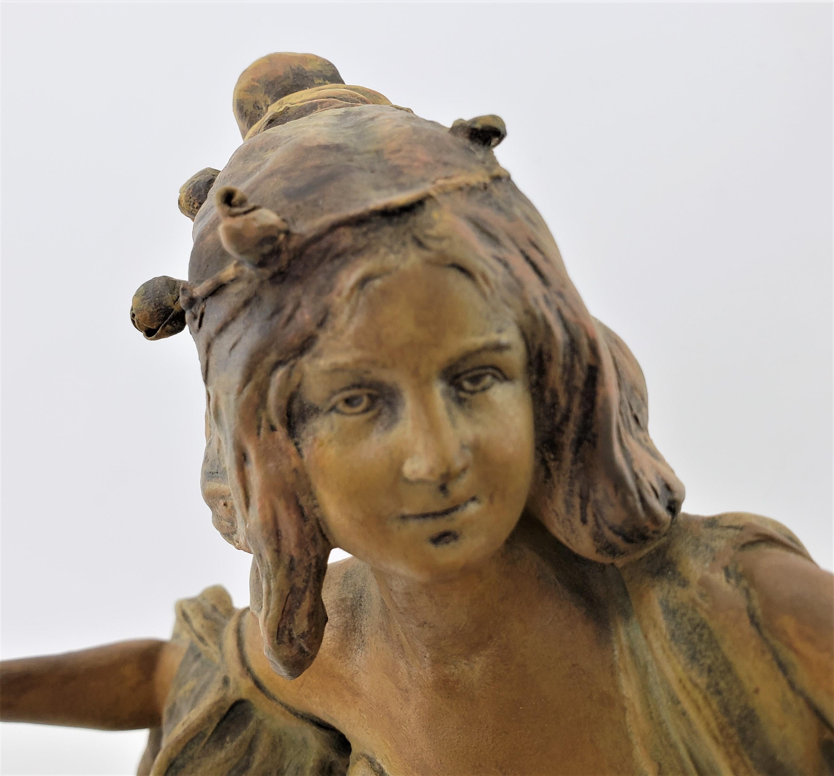 Ancienne sculpture autrichienne Art Nouveau en terre cuite patinée représentant deux femmes dansant en vente 3