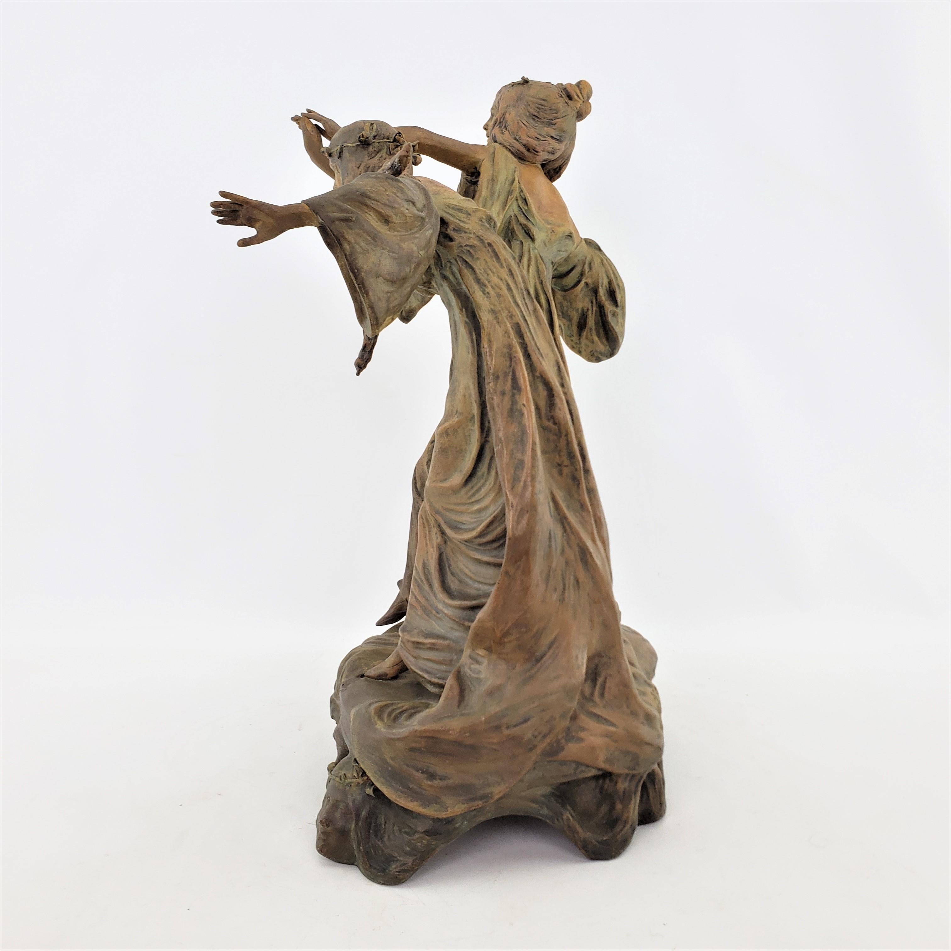 Autrichien Ancienne sculpture autrichienne Art Nouveau en terre cuite patinée représentant deux femmes dansant en vente