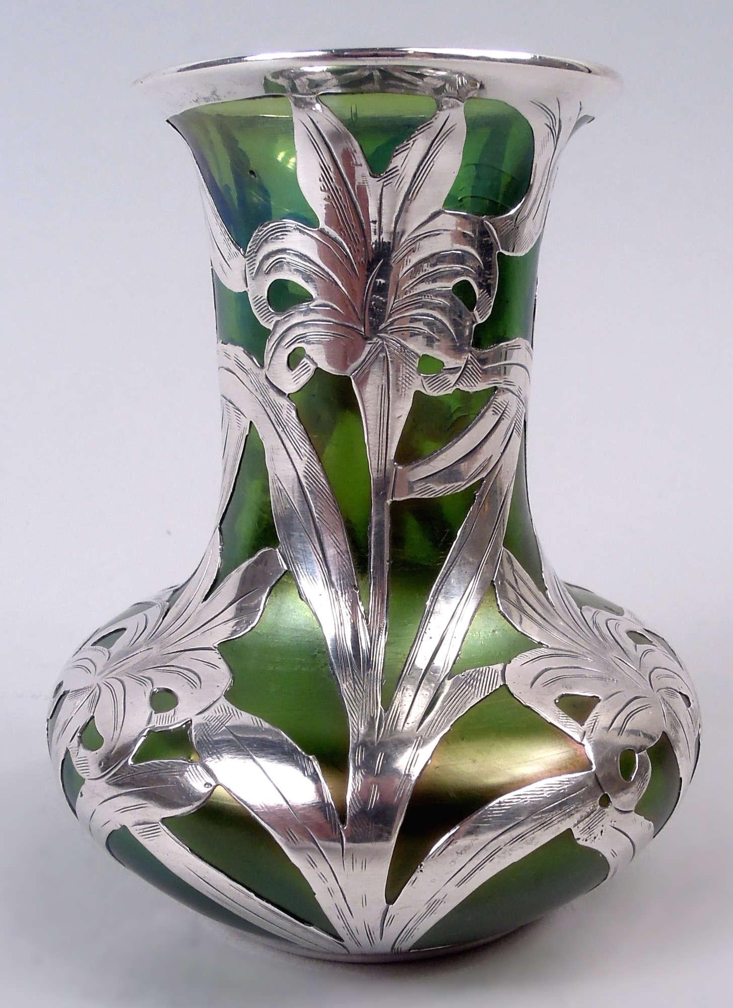 Vaso austriaco in vetro Art Nouveau con sovrapposizione di argento inciso, 1900 circa. Ciotola panciuta e collo cilindrico con bordo svasato. Motivo di sovrapposizione verticale che comprende iris e viticci. Vetro verde iridescente. Argento