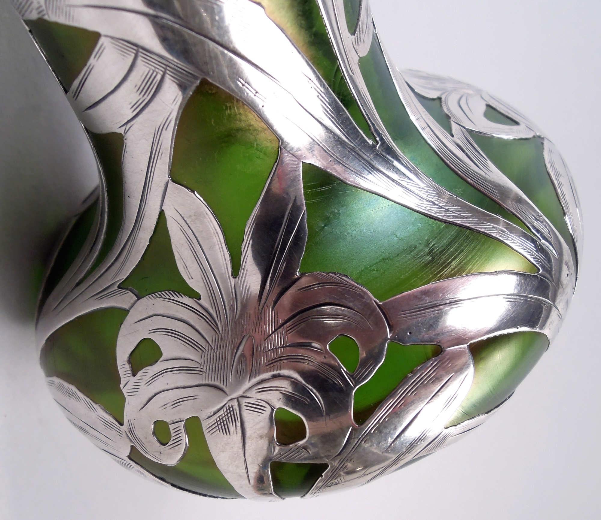 Austriaco Antico vaso austriaco Art Nouveau con sovrapposizione d'argento iridescente in vendita