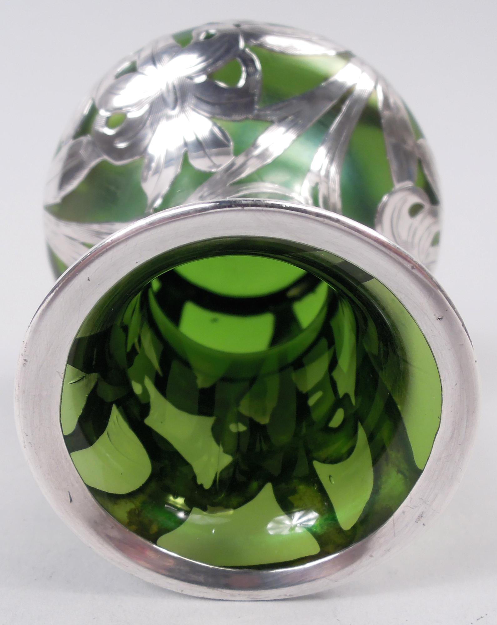 Inciso Antico vaso austriaco Art Nouveau con sovrapposizione d'argento iridescente in vendita