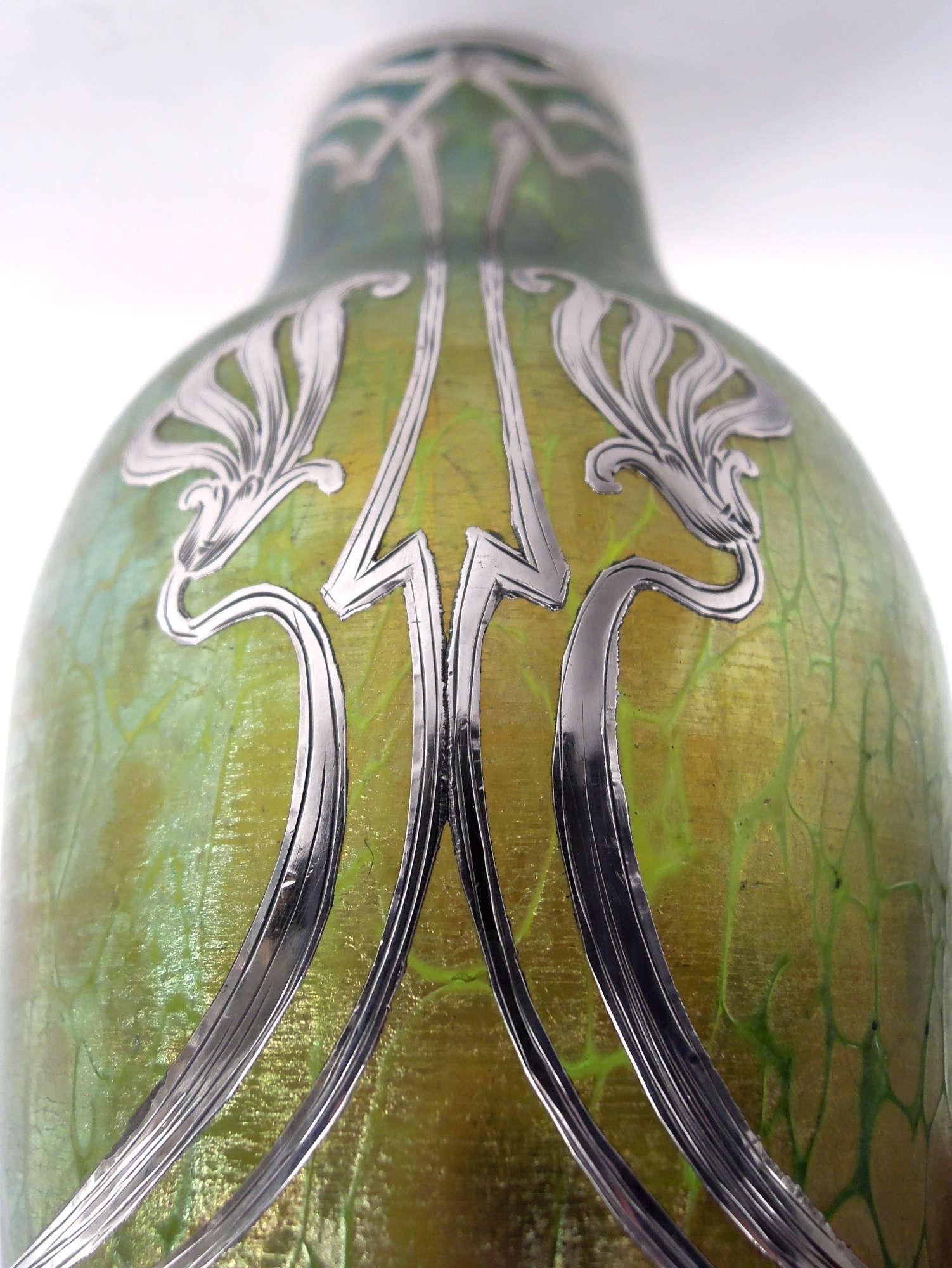 Antiguo jarrón austriaco Art Nouveau con incrustaciones de plata iridiscente siglo XX en venta
