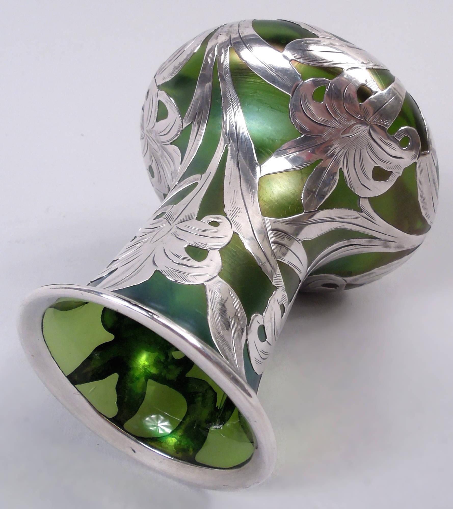 Antico vaso austriaco Art Nouveau con sovrapposizione d'argento iridescente In condizioni buone in vendita a New York, NY