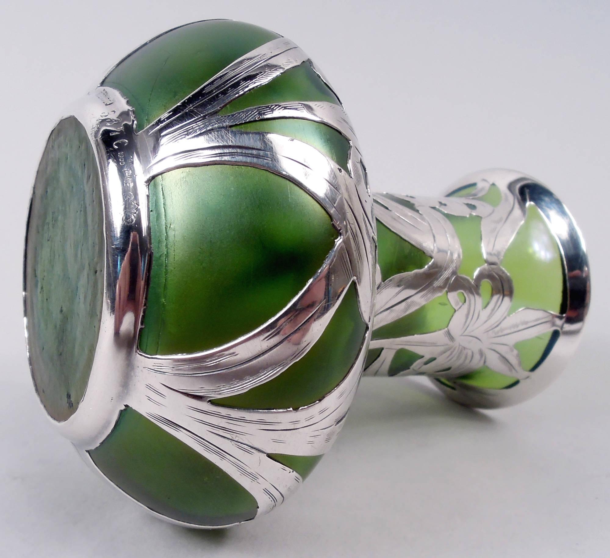 XX secolo Antico vaso austriaco Art Nouveau con sovrapposizione d'argento iridescente in vendita