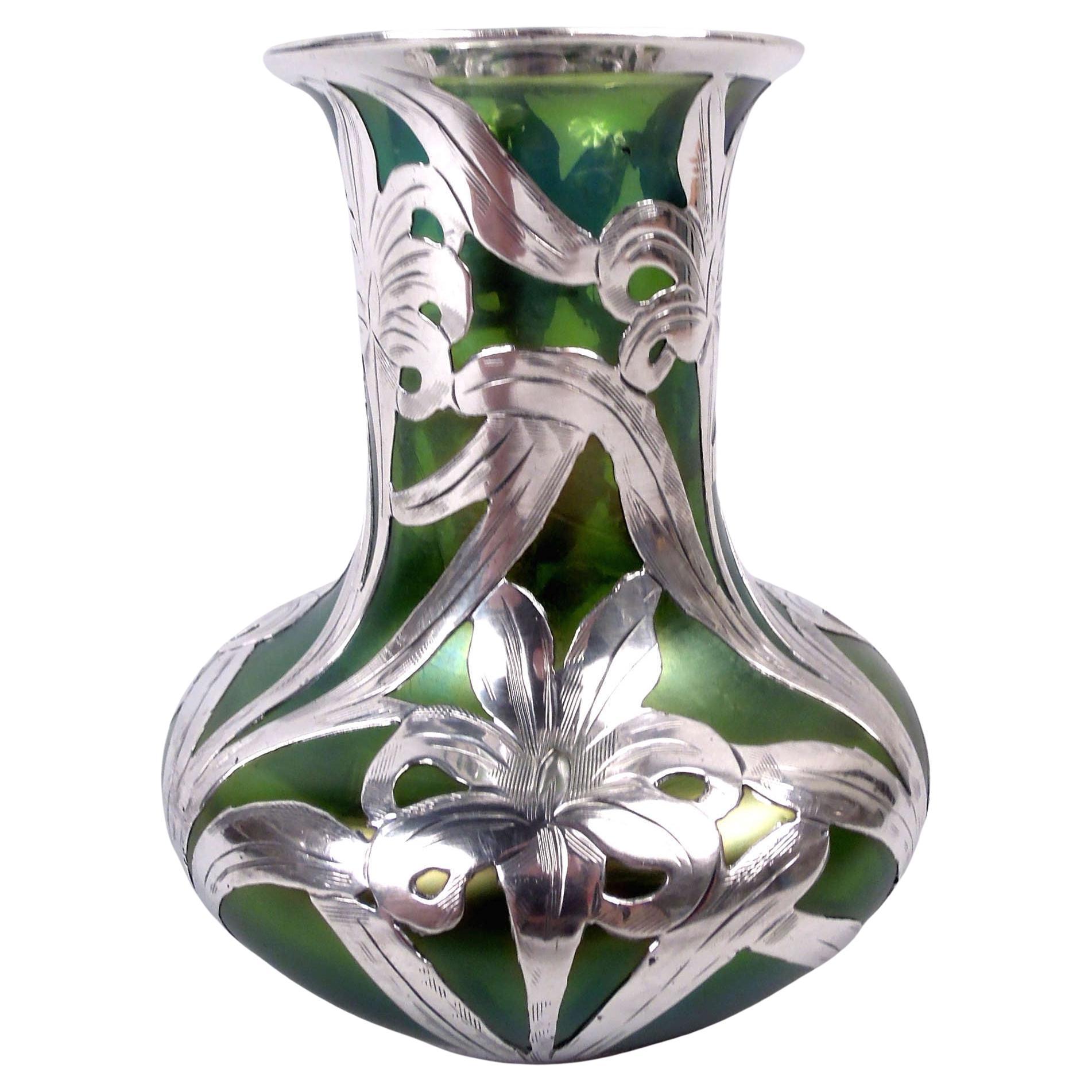 Antico vaso austriaco Art Nouveau con sovrapposizione d'argento iridescente in vendita
