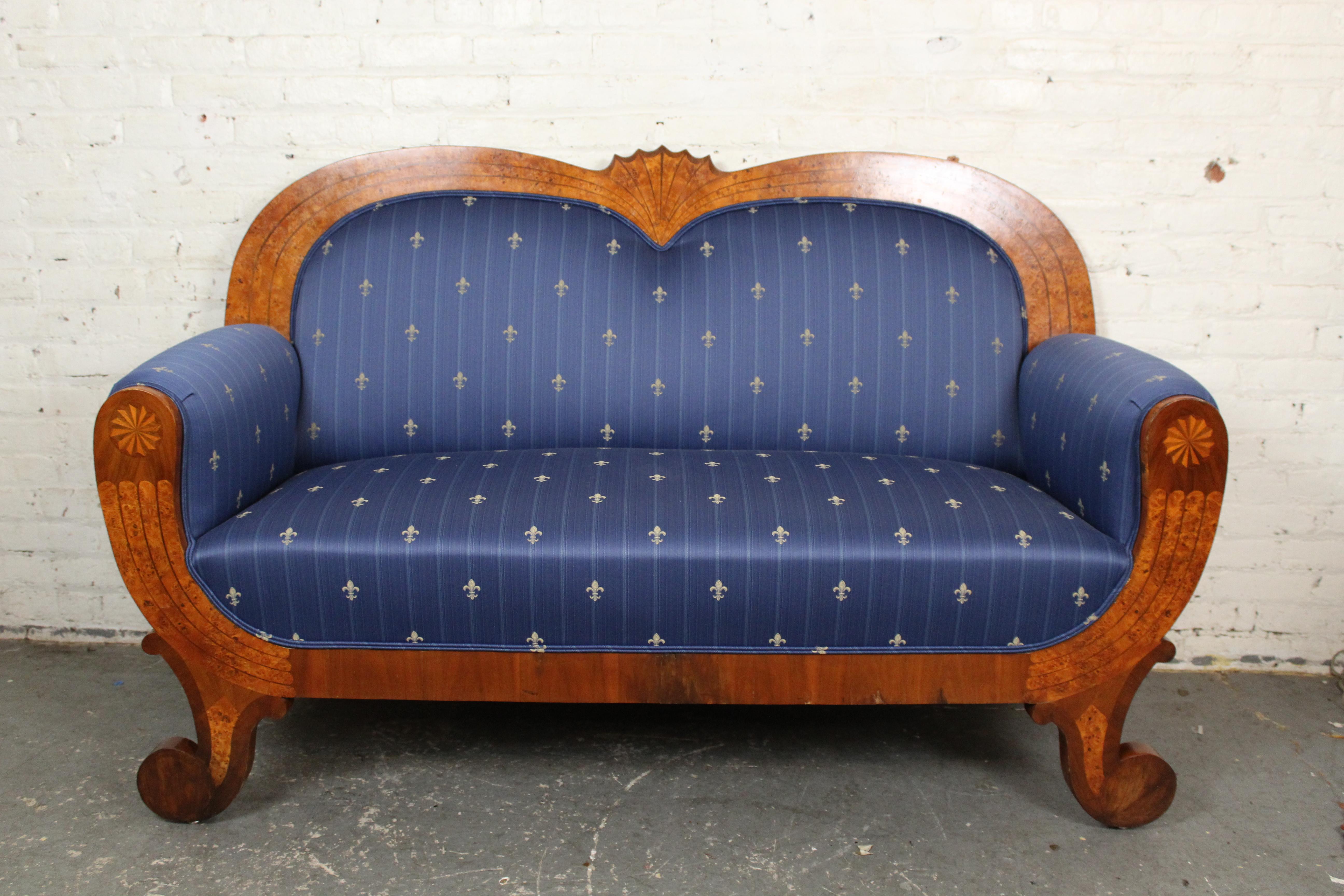 Dieses exquisite österreichische Biedermeier-Liegesofa aus dem 19. Jahrhundert ist ein seltener Fund, der die Eleganz und Handwerkskunst dieser Epoche widerspiegelt. Die verschnörkelte Silhouette und die reich gemaserten Edelholzfurniere sind mit