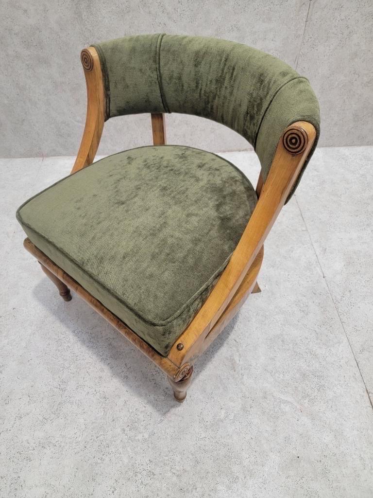 Ancienne chaise d'appoint Biedermeier autrichienne à dossier arrondi et incurvé 
en chenille veloutée verte

Ancienne chaise d'appoint autrichienne Biedermeier à dossier incurvé, une pièce intemporelle tapissée de velours chenille vert, cette chaise