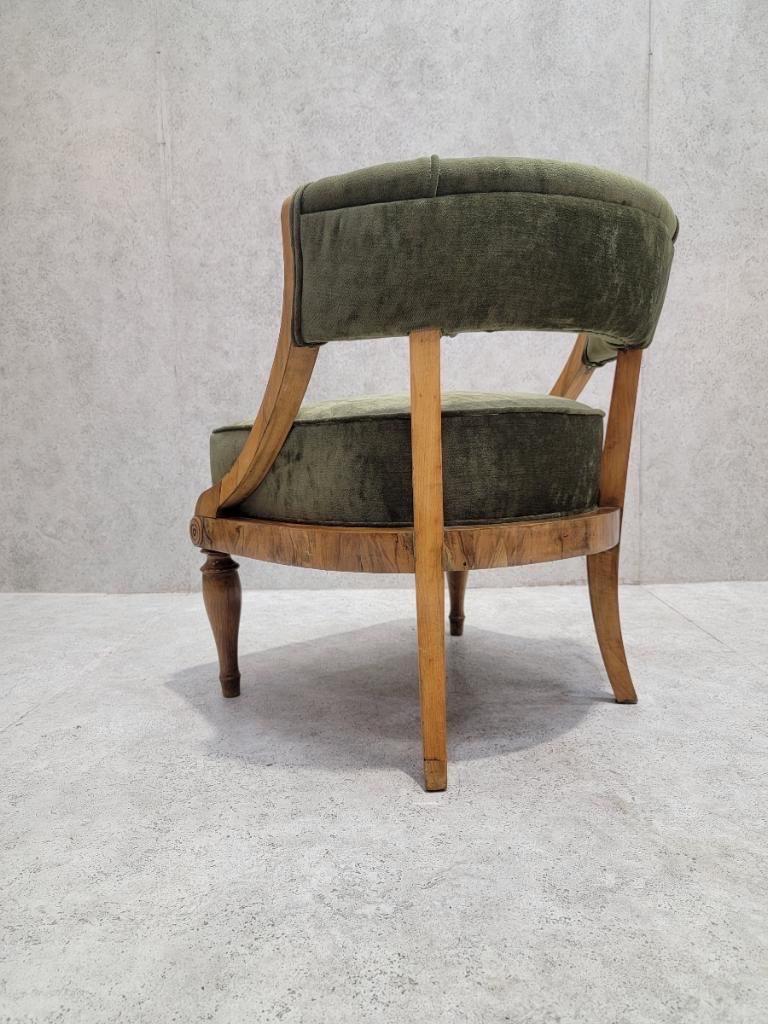 Antique Austrian Biedermeier Burled Accent Chair in Green Velvet Chenille In Good Condition For Sale In Chicago, IL