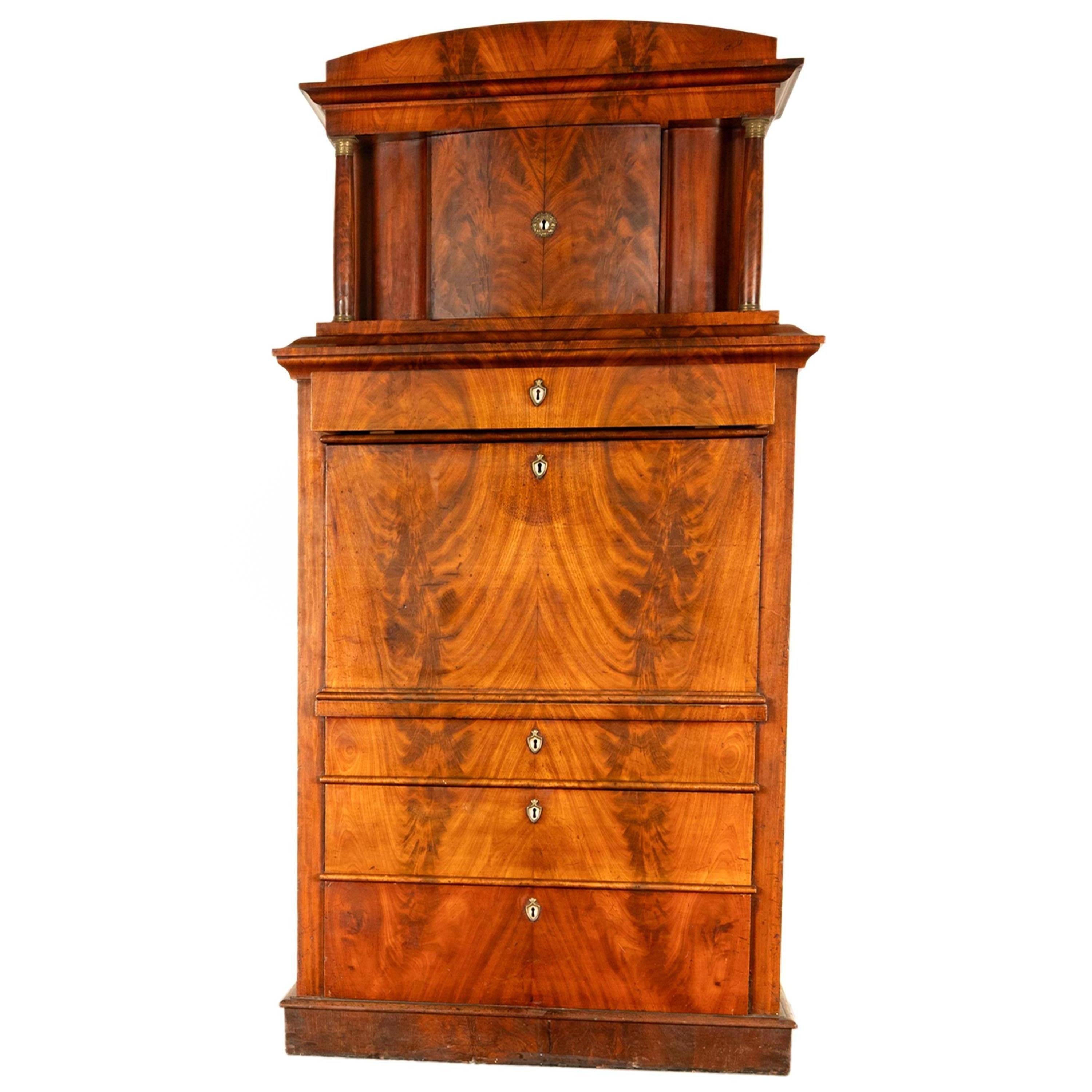 Austriaco Antica scrivania Biedermeier austriaca in mogano con tabernacolo 1820 in vendita