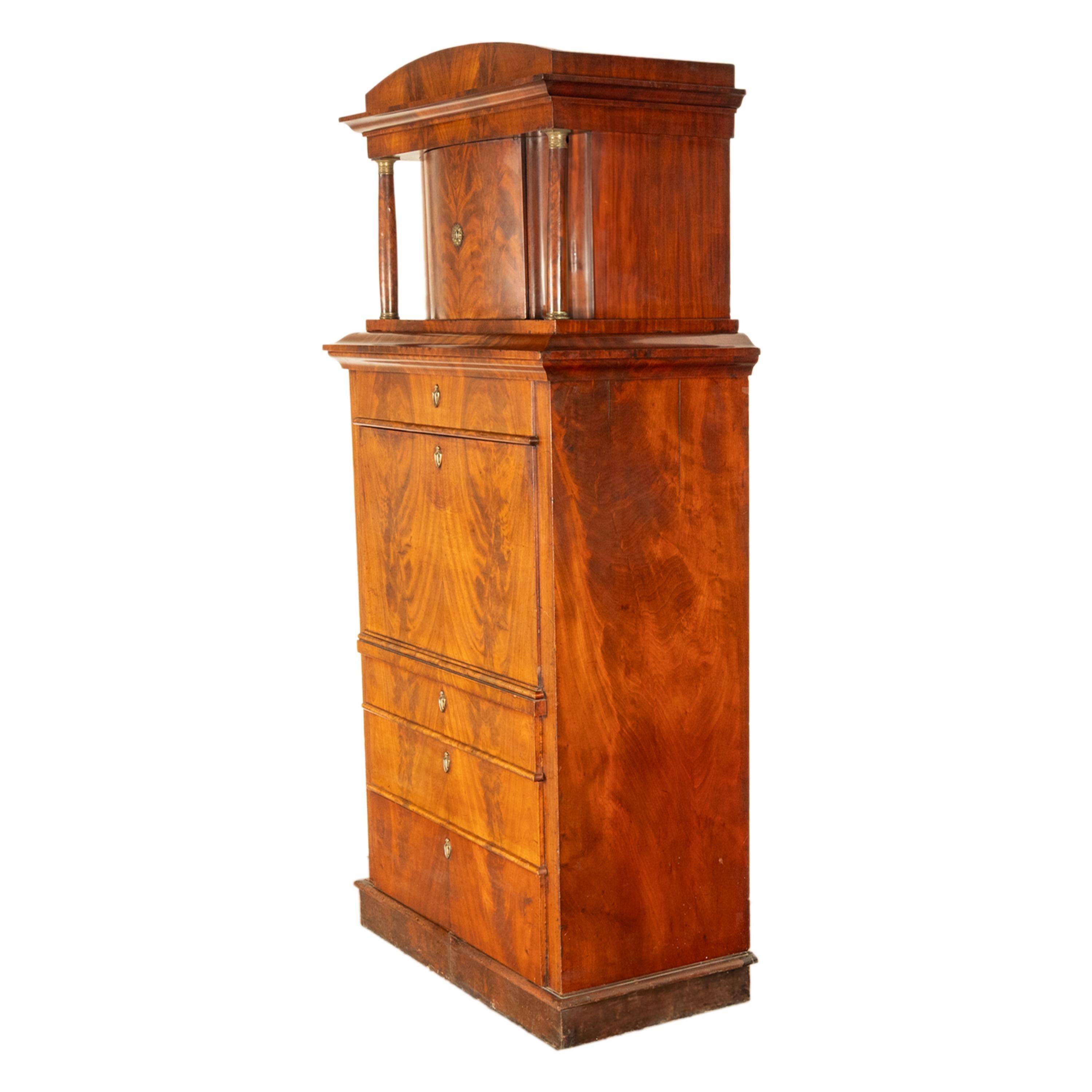 Antica scrivania Biedermeier austriaca in mogano con tabernacolo 1820 In condizioni buone in vendita a Portland, OR