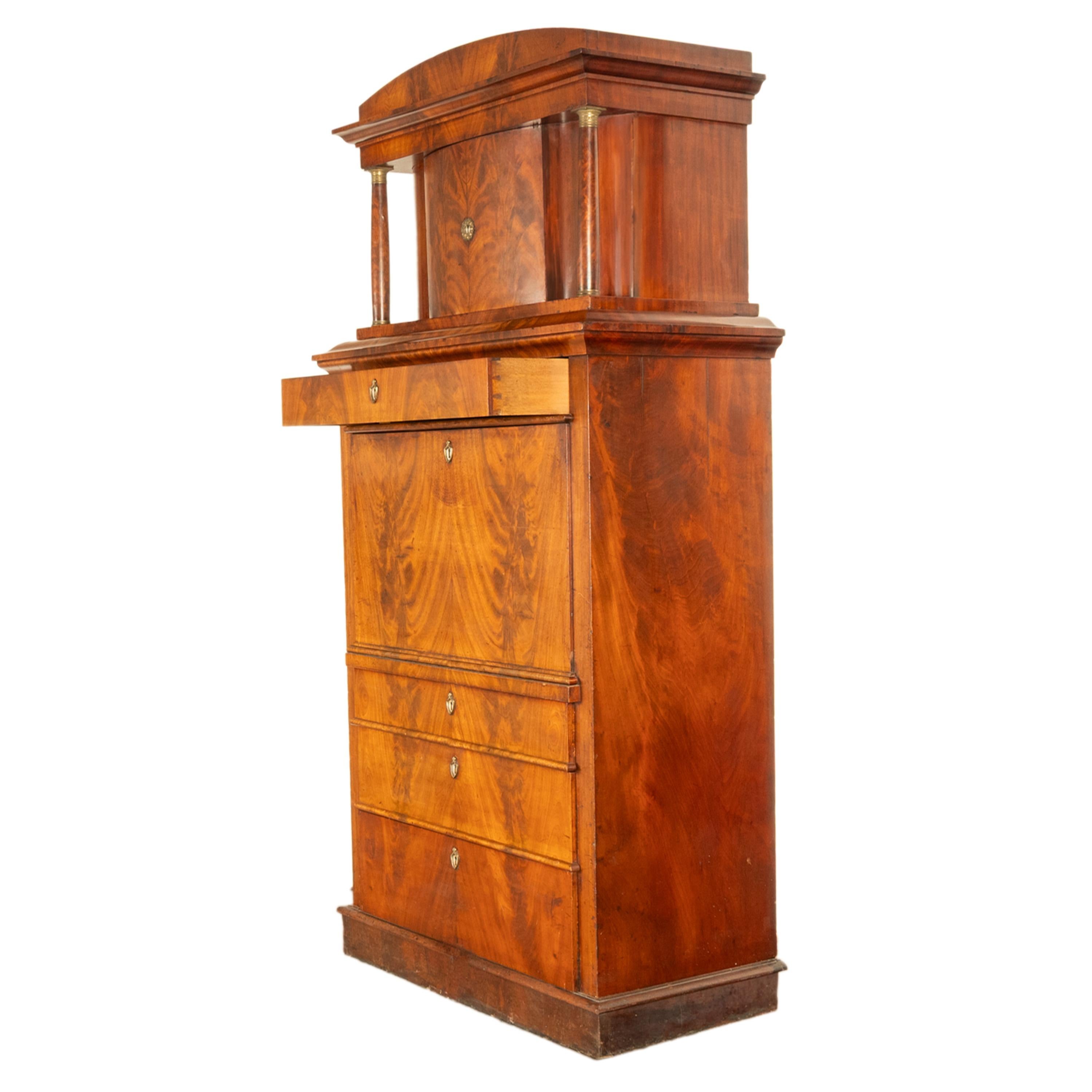 Inizio XIX secolo Antica scrivania Biedermeier austriaca in mogano con tabernacolo 1820 in vendita