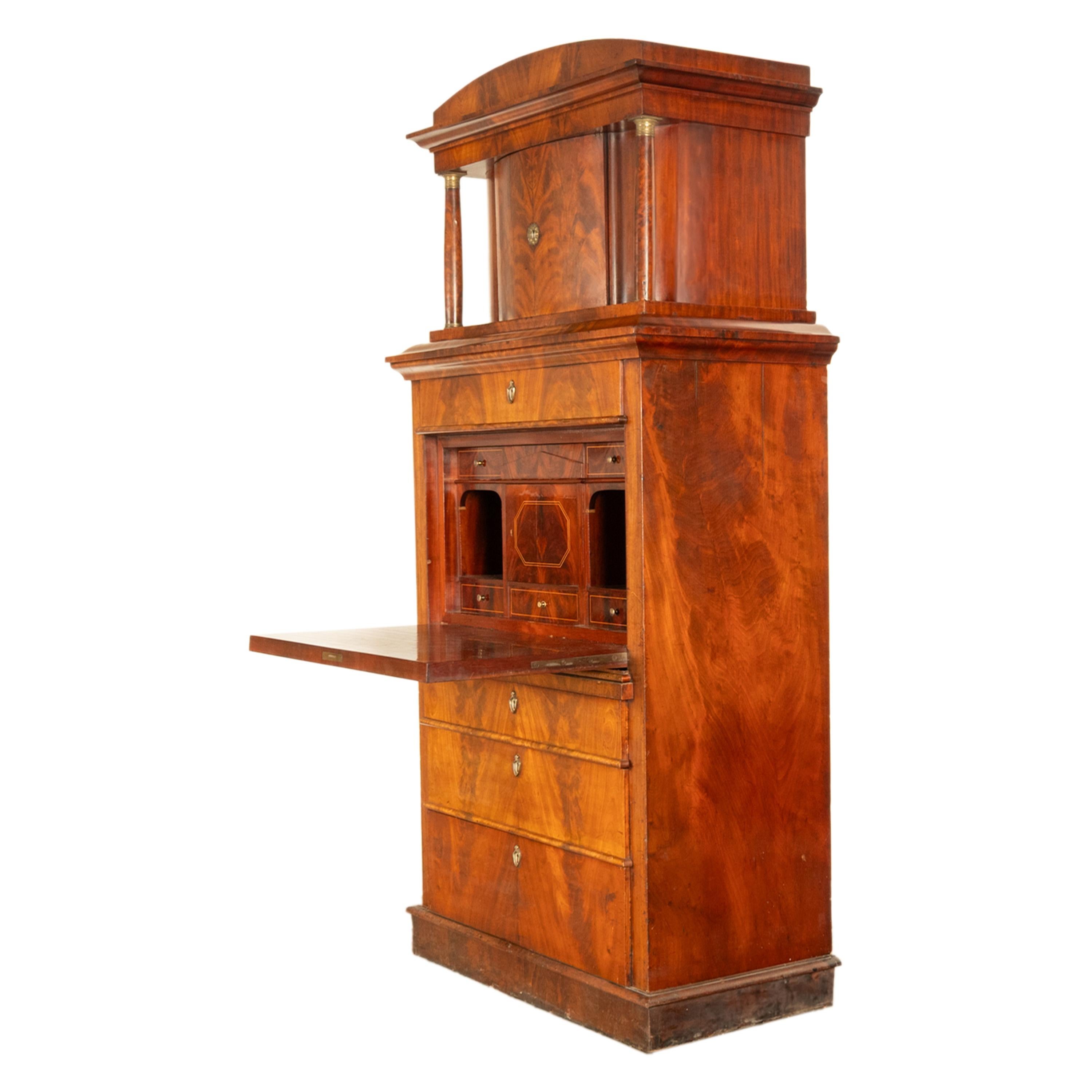Similoro Antica scrivania Biedermeier austriaca in mogano con tabernacolo 1820 in vendita