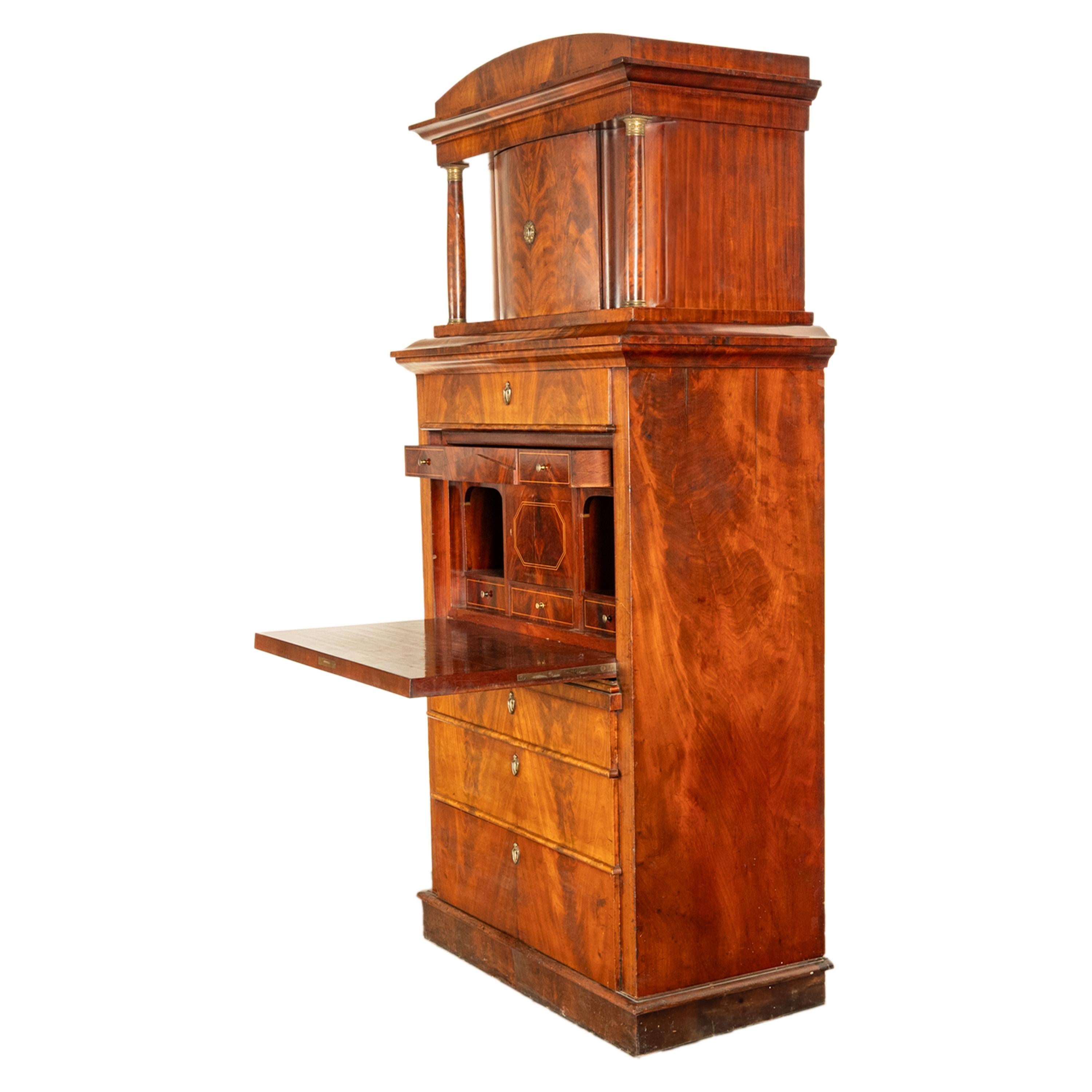 Antica scrivania Biedermeier austriaca in mogano con tabernacolo 1820 in vendita 1