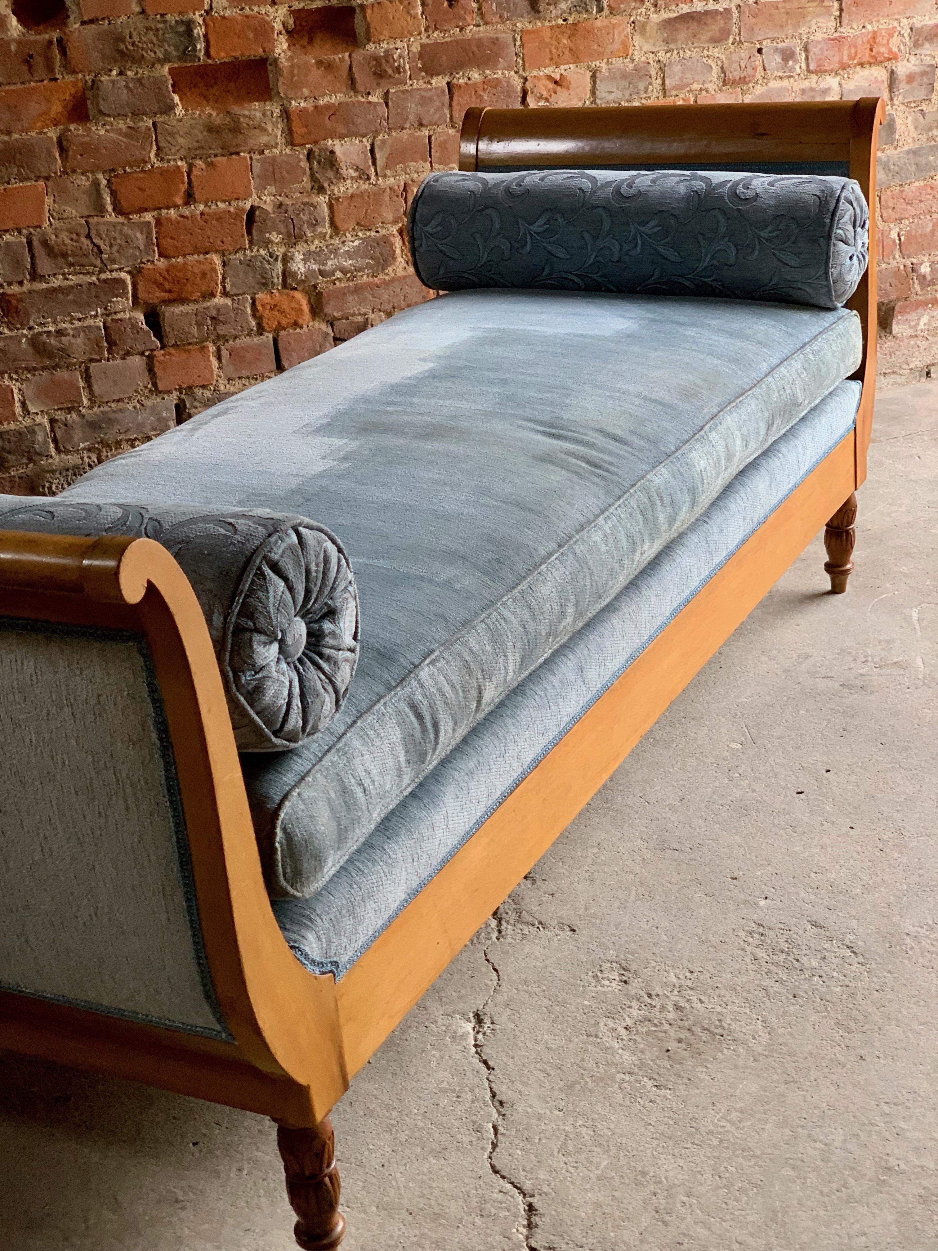 Antique Austrian Biedermeier Style Day Bed Chaise Longue, circa 1910 1