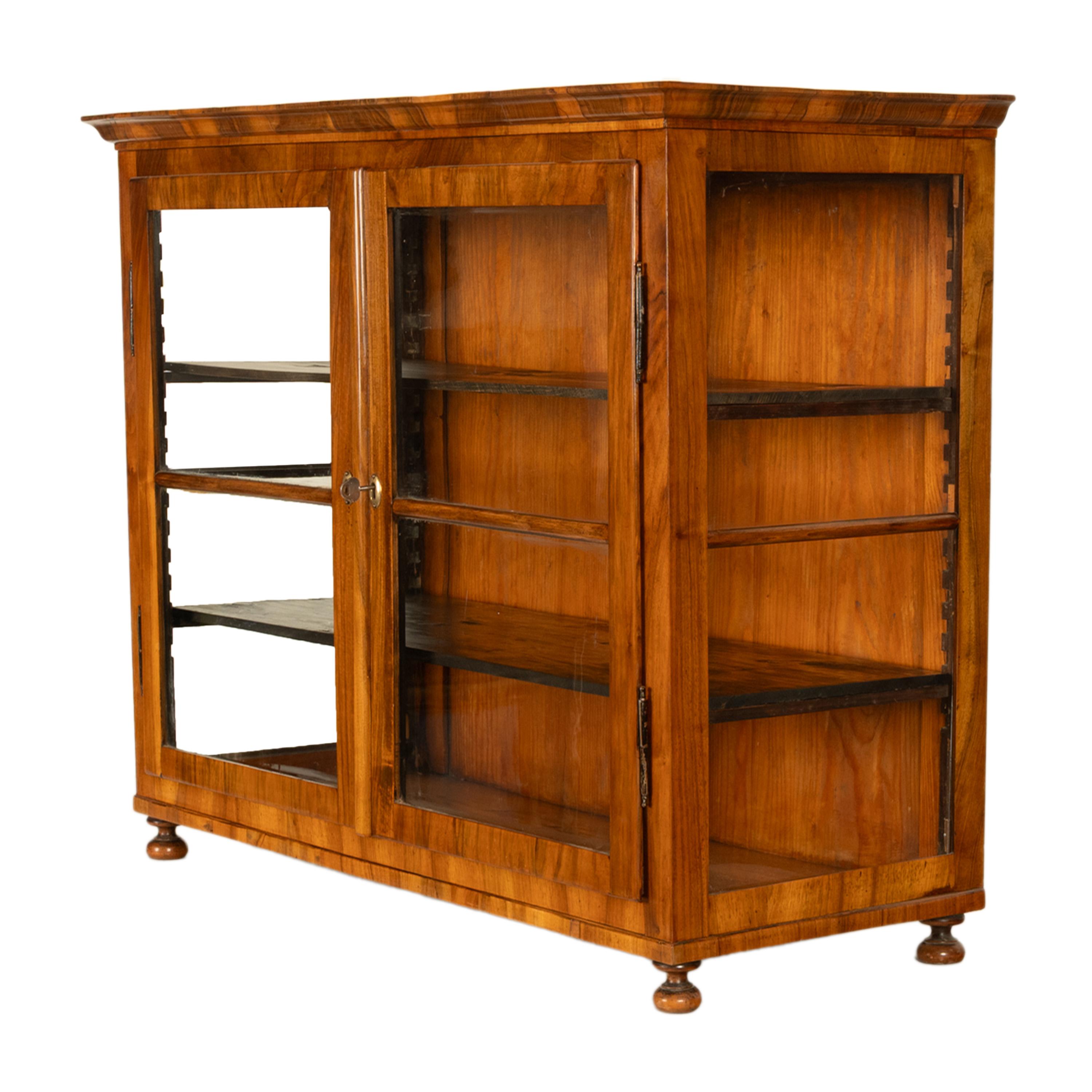 Vitrina austriaca antigua Biedermeier de nogal Vitrina de sobremesa Armario de coleccionista Austríaco