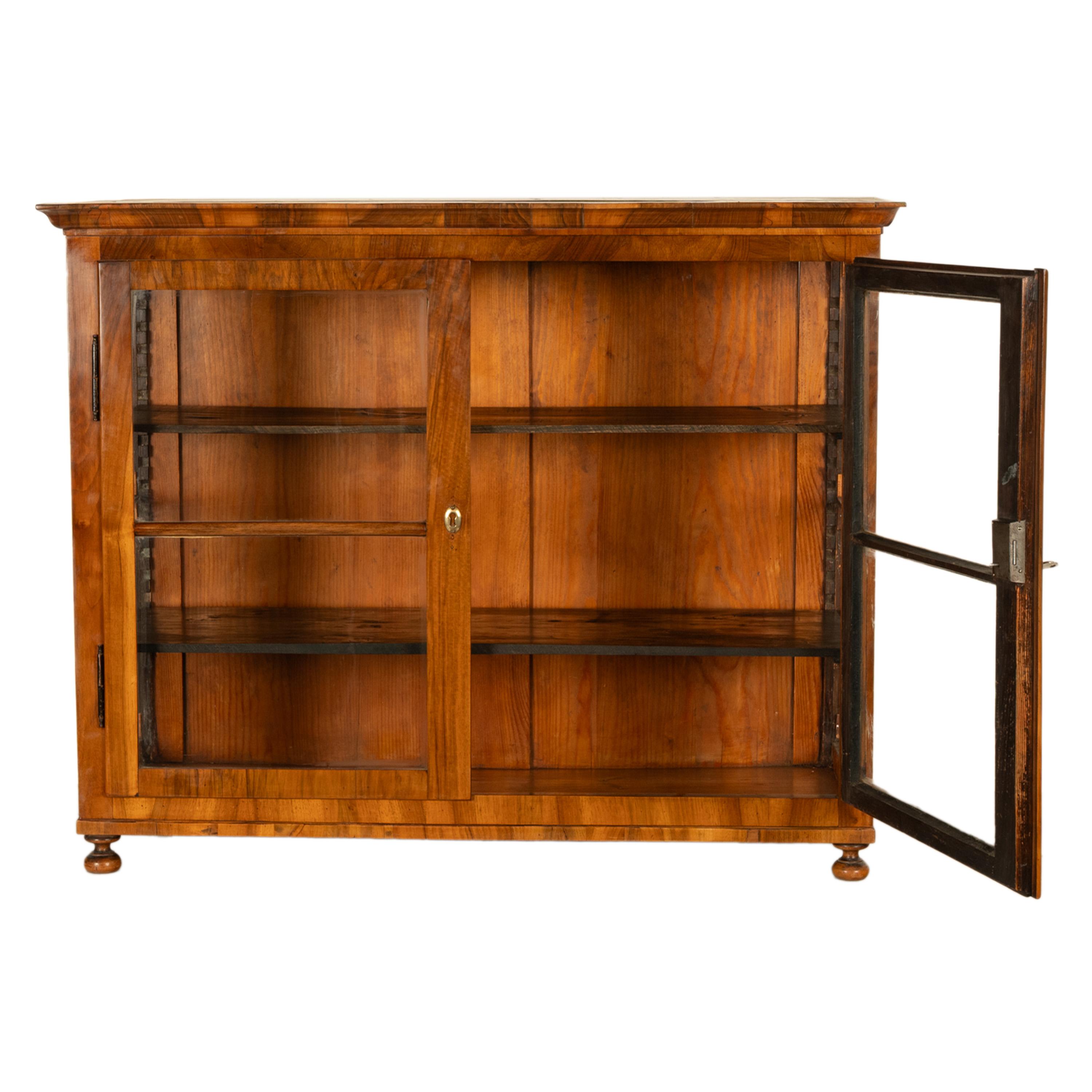 Vitrina austriaca antigua Biedermeier de nogal Vitrina de sobremesa Armario de coleccionista principios del siglo XIX