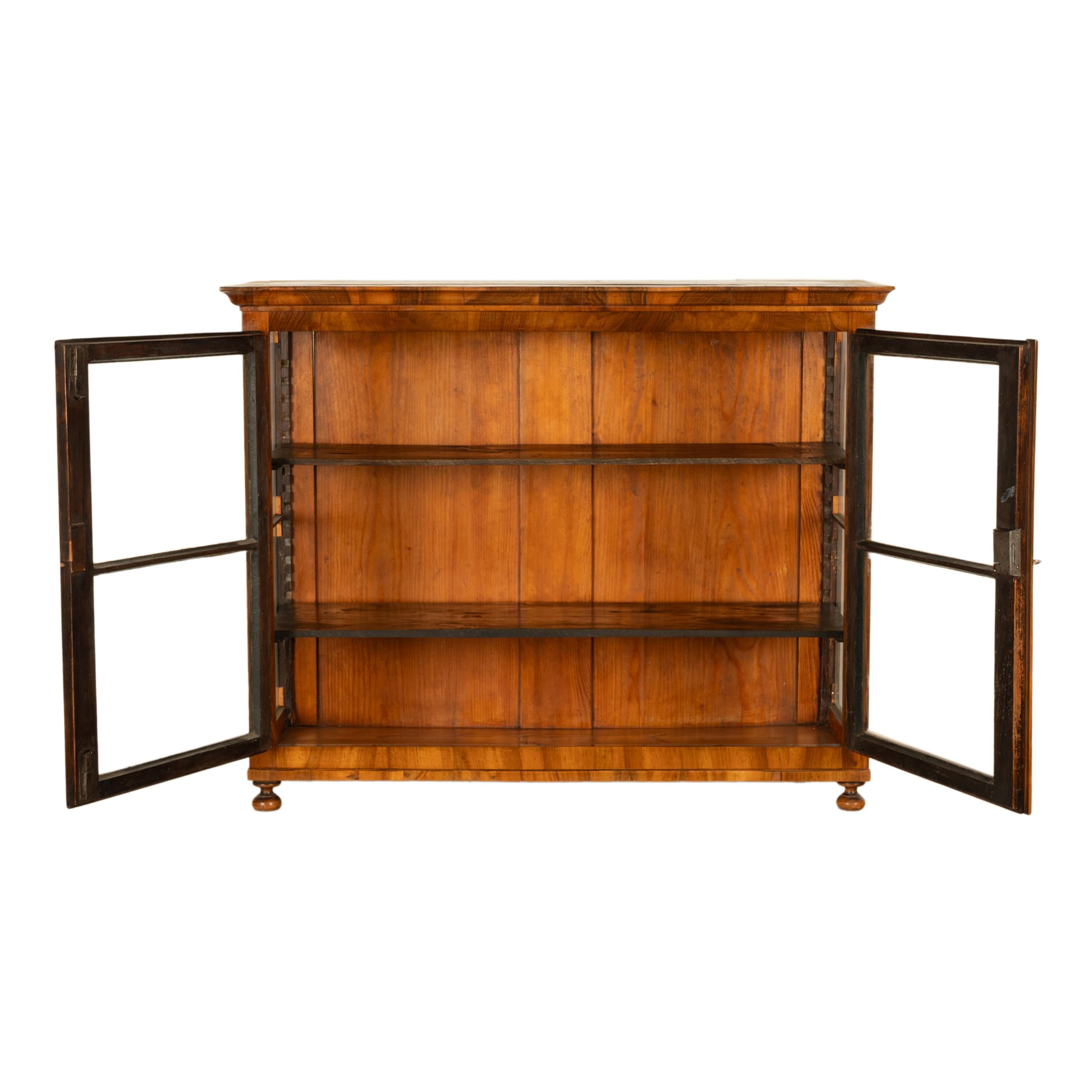 Vitrina austriaca antigua Biedermeier de nogal Vitrina de sobremesa Armario de coleccionista Vidrio