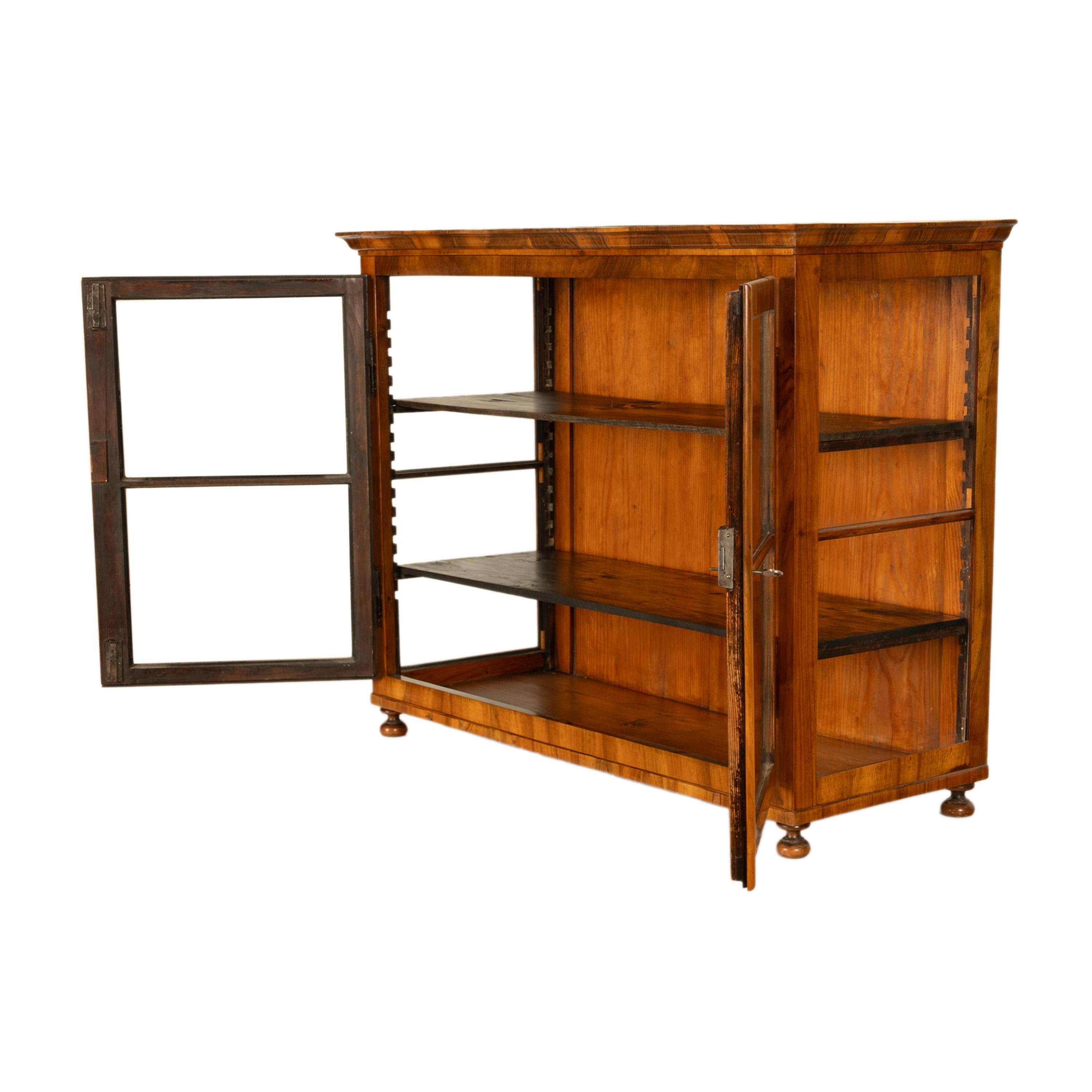 Vitrina austriaca antigua Biedermeier de nogal Vitrina de sobremesa Armario de coleccionista 1