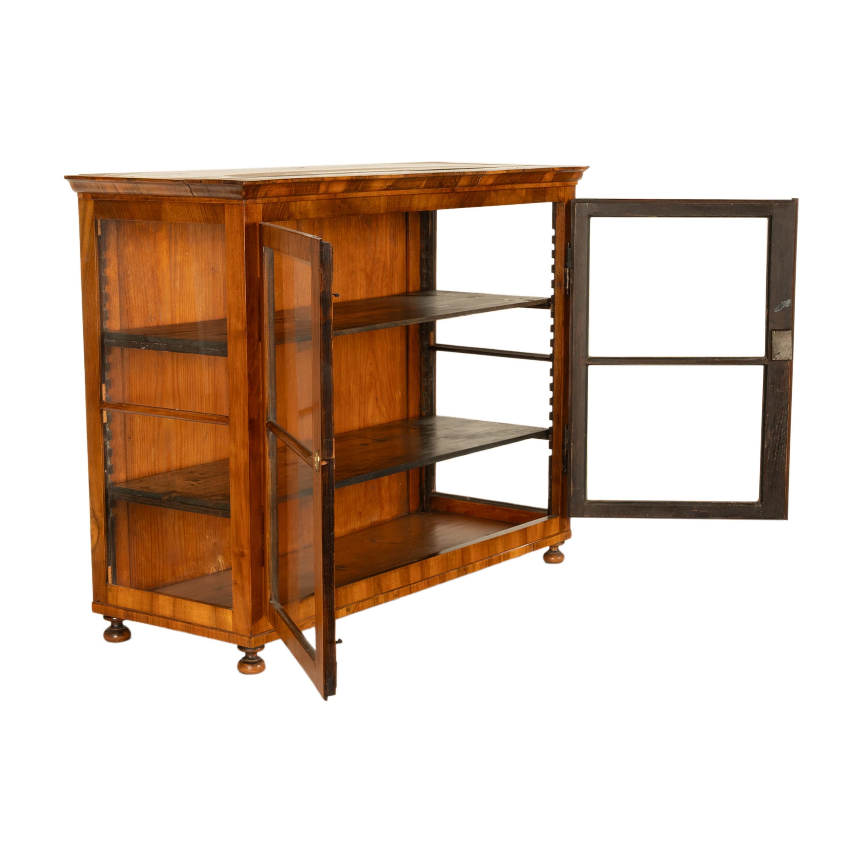 Vitrina austriaca antigua Biedermeier de nogal Vitrina de sobremesa Armario de coleccionista 2