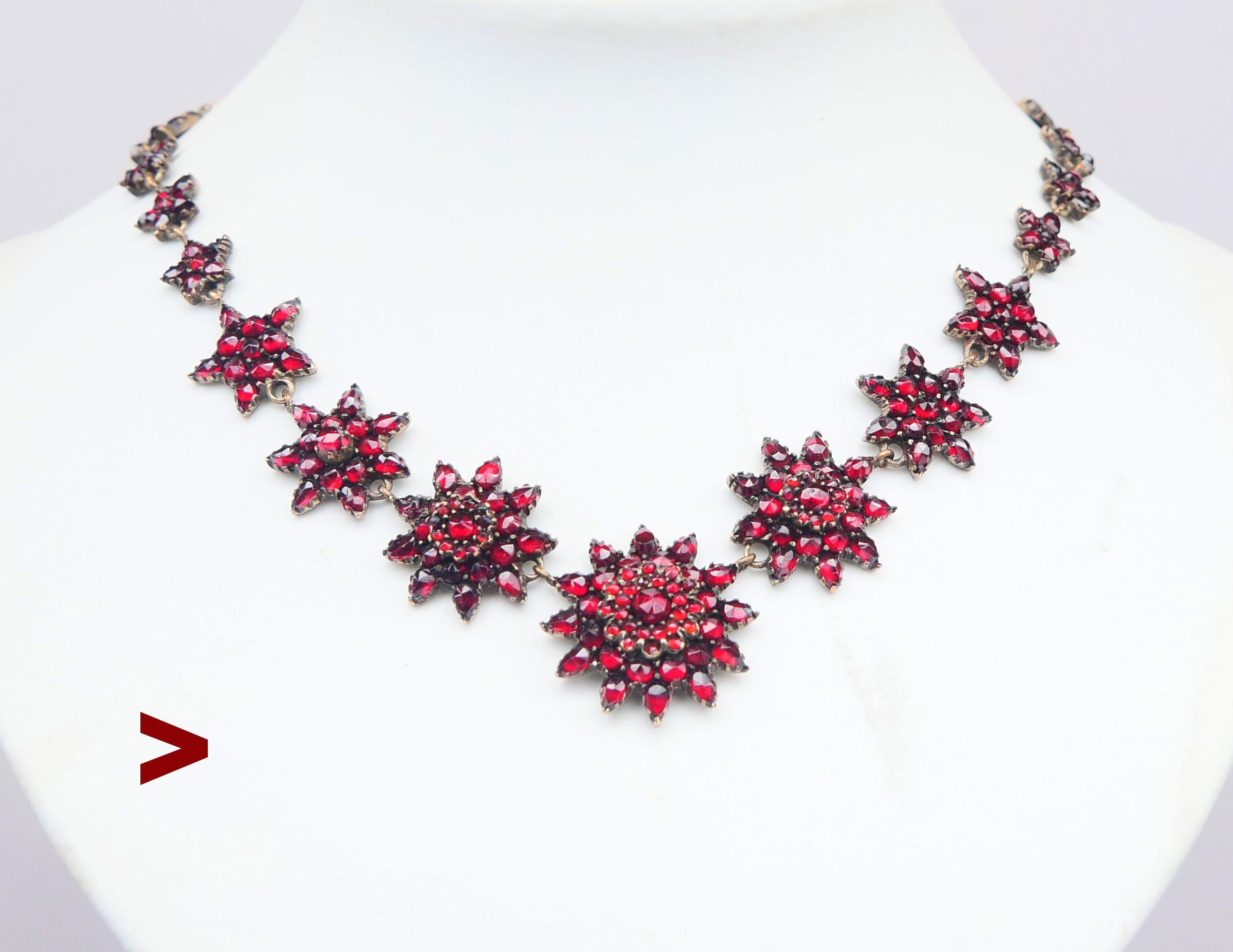 Bohème vers la fin du 19e siècle - début du 20e siècle Collier de grenat autrichien / bohème. 

Pièces métalliques en argent doré. Tous les grenats de Bohème rouge sang sont taillés en rose et sertis en grappe. Tous  les pierres ont le dos fermé.