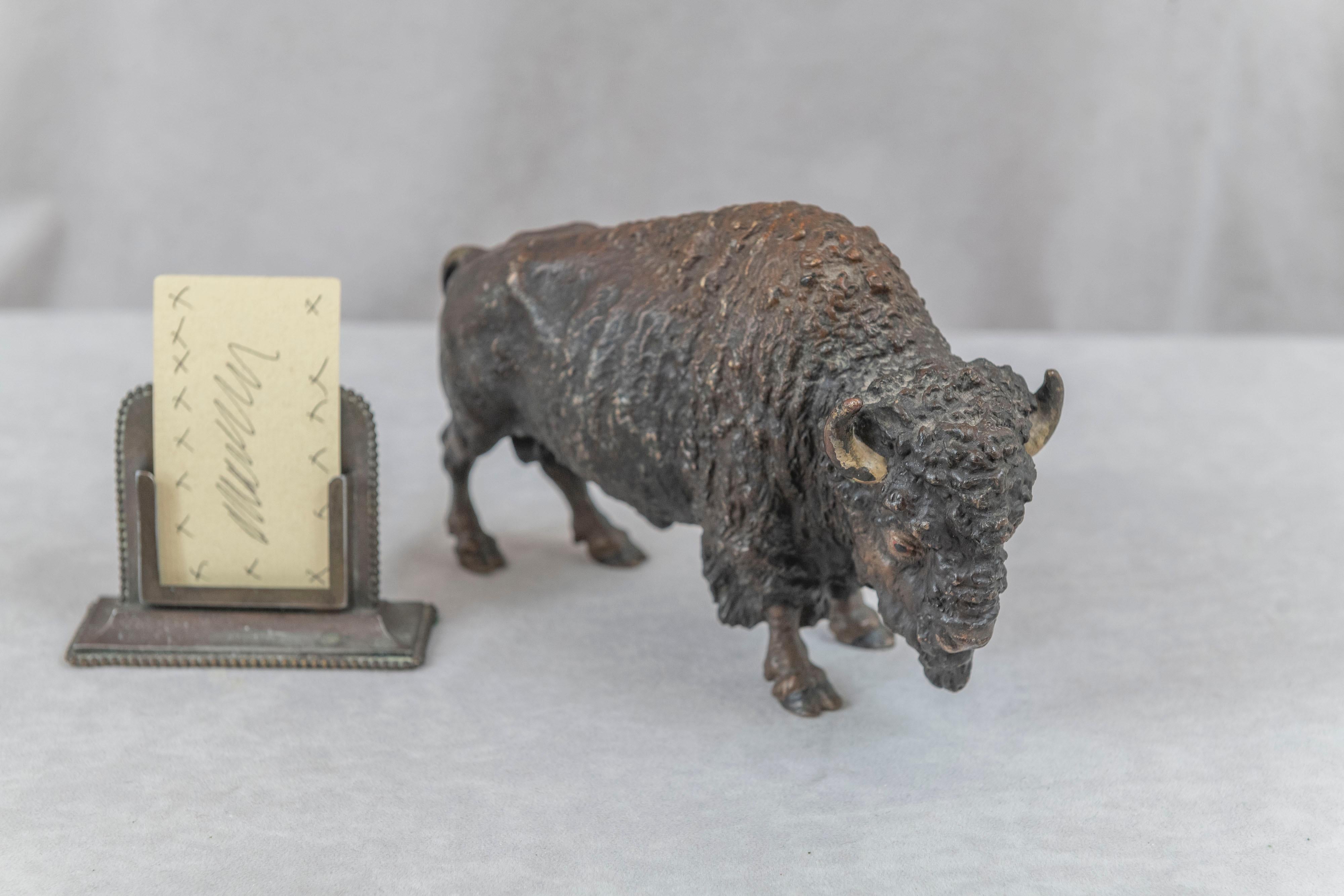 Ce bronze d'un bison, exceptionnellement grand et détaillé, est l'œuvre de l'un des meilleurs artistes de son temps, Carl Kauba (1865-1922). Bien que non signé, il porte la marque 
