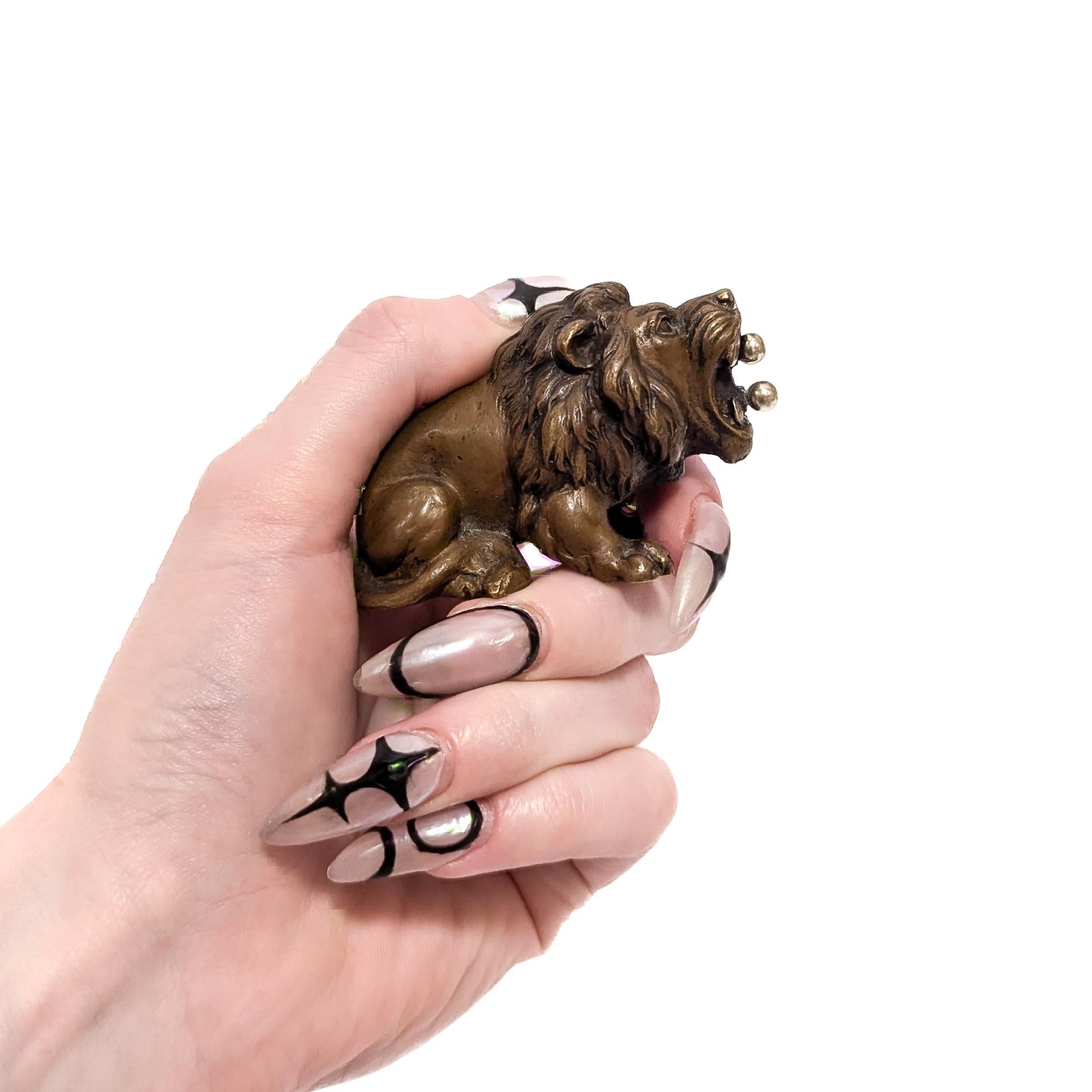 Coupe-cigare ou Nips en bronze autrichien ancien en forme de lion figuratif en vente 7