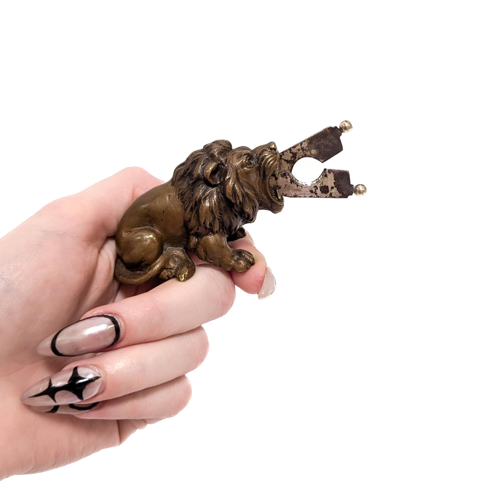 Coupe-cigare ou Nips en bronze autrichien ancien en forme de lion figuratif en vente 8