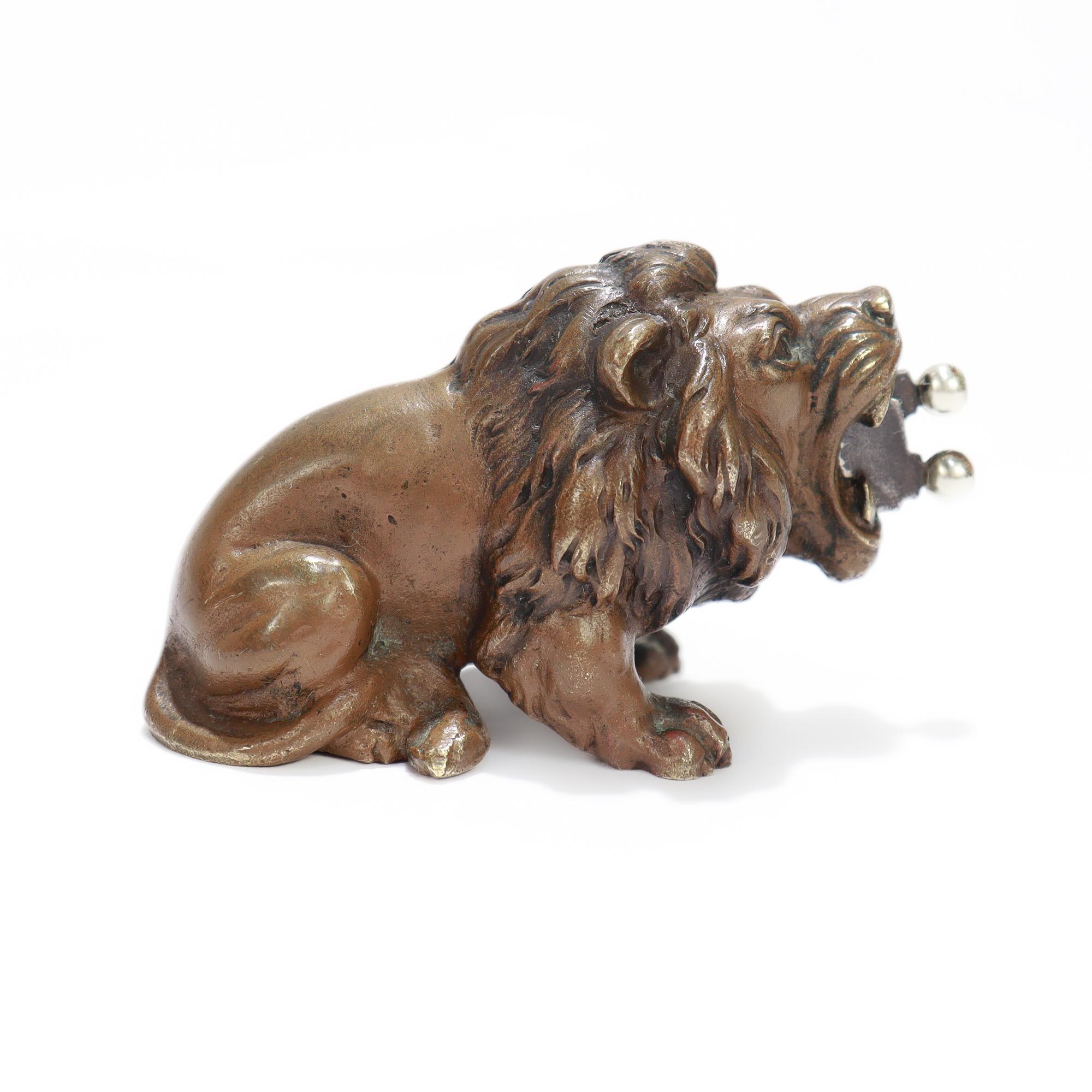 Édouardien Antique Austrian Bronze Figural Lion Cigar Cutter or Nips en vente