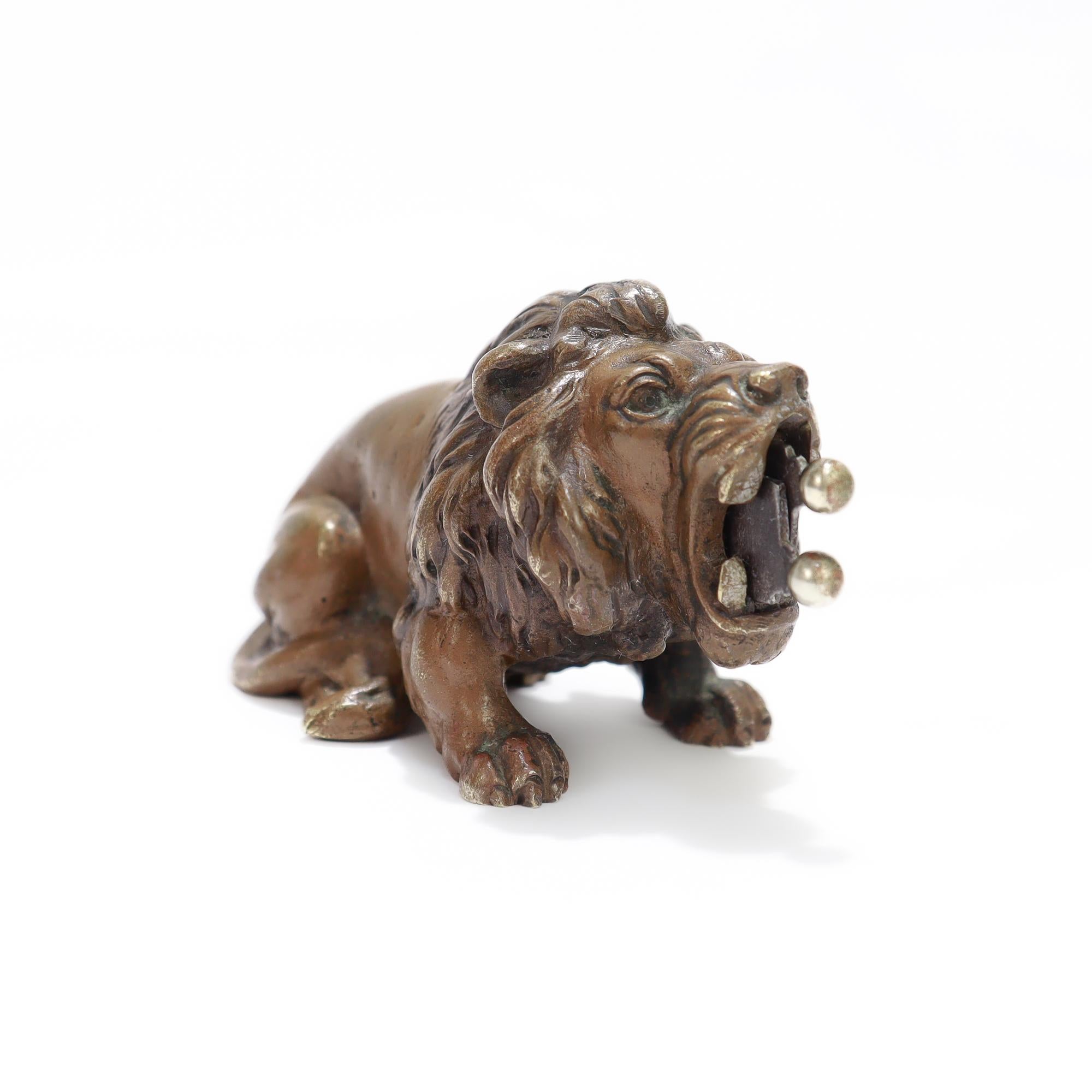 Autrichien Antique Austrian Bronze Figural Lion Cigar Cutter or Nips en vente