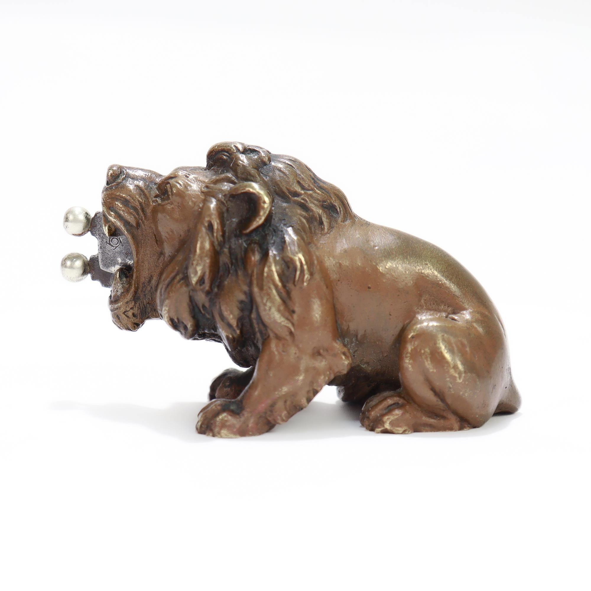 Antique Austrian Bronze Figural Lion Cigar Cutter or Nips en vente 2