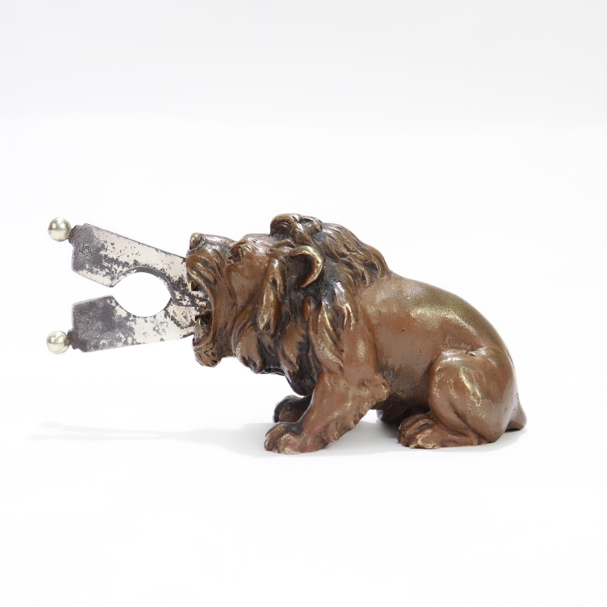 Antique Austrian Bronze Figural Lion Cigar Cutter or Nips en vente 3
