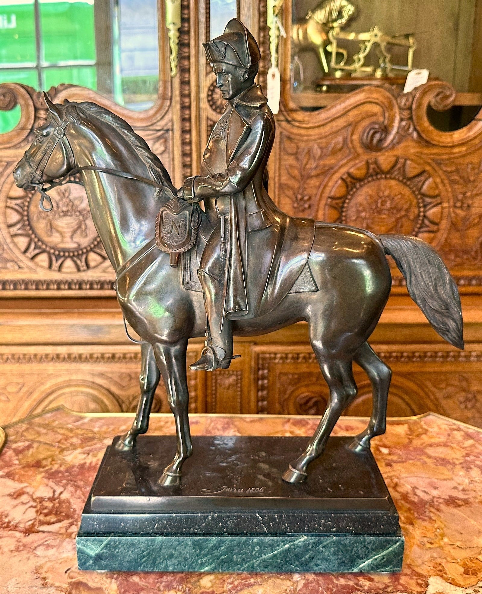 Ancienne sculpture autrichienne en bronze figuratif du XIXe siècle sur socle en marbre vert représentant Napoléon à cheval, d'après Alois Hernick (1870-1939).