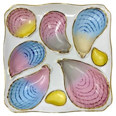 Antiguo plato de ostras austriaco "BSM" de porcelana rosa, azul y amarilla, circa 1880. 
