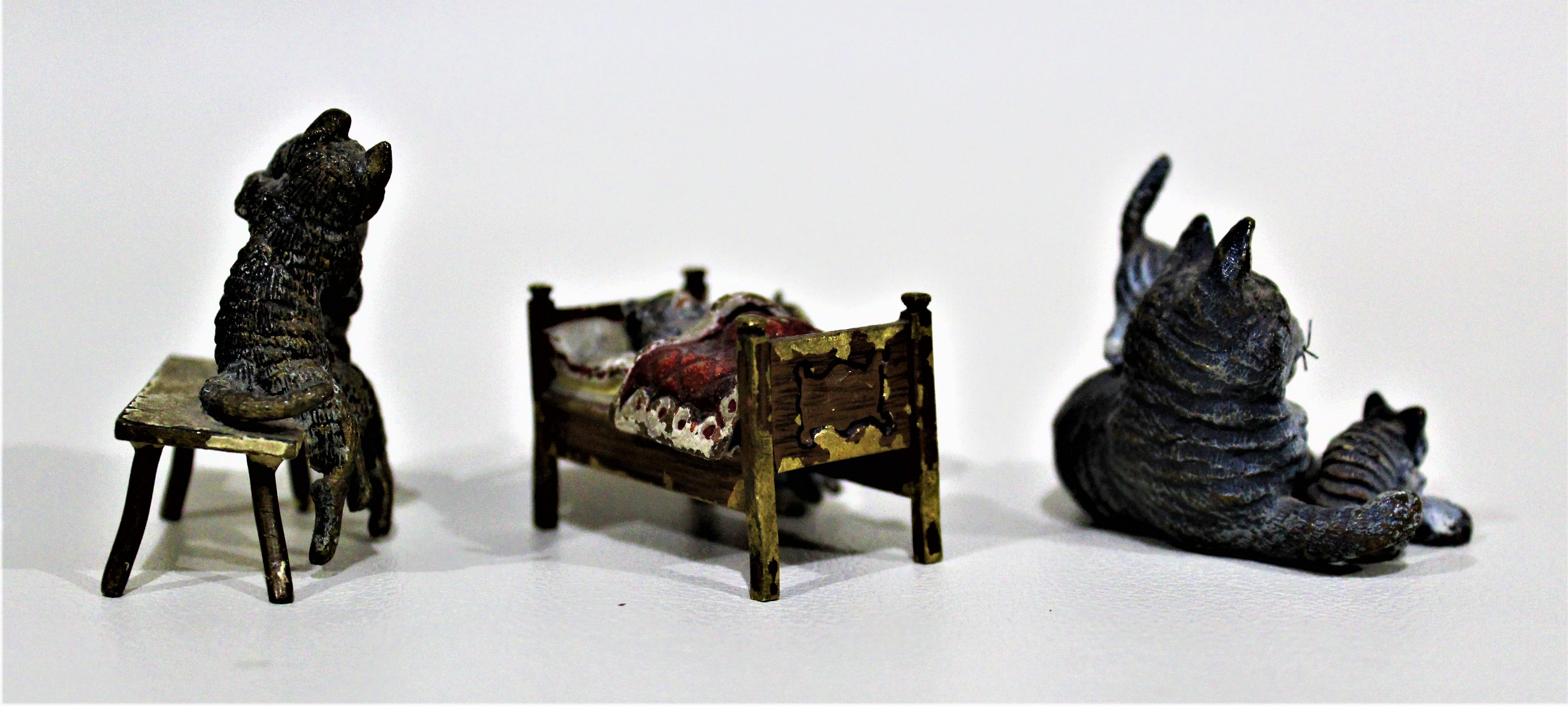 Lote de tres miniaturas antiguas de bronce austriaco de gatos caprichosos, fundidas y pintadas en frío. Estas esculturas, muy detalladas, datan de hacia 1900-1920.

Dimensiones aproximadas de las figuras: (L/A/H)

Gatos en un banco: 2 x 1,20 x