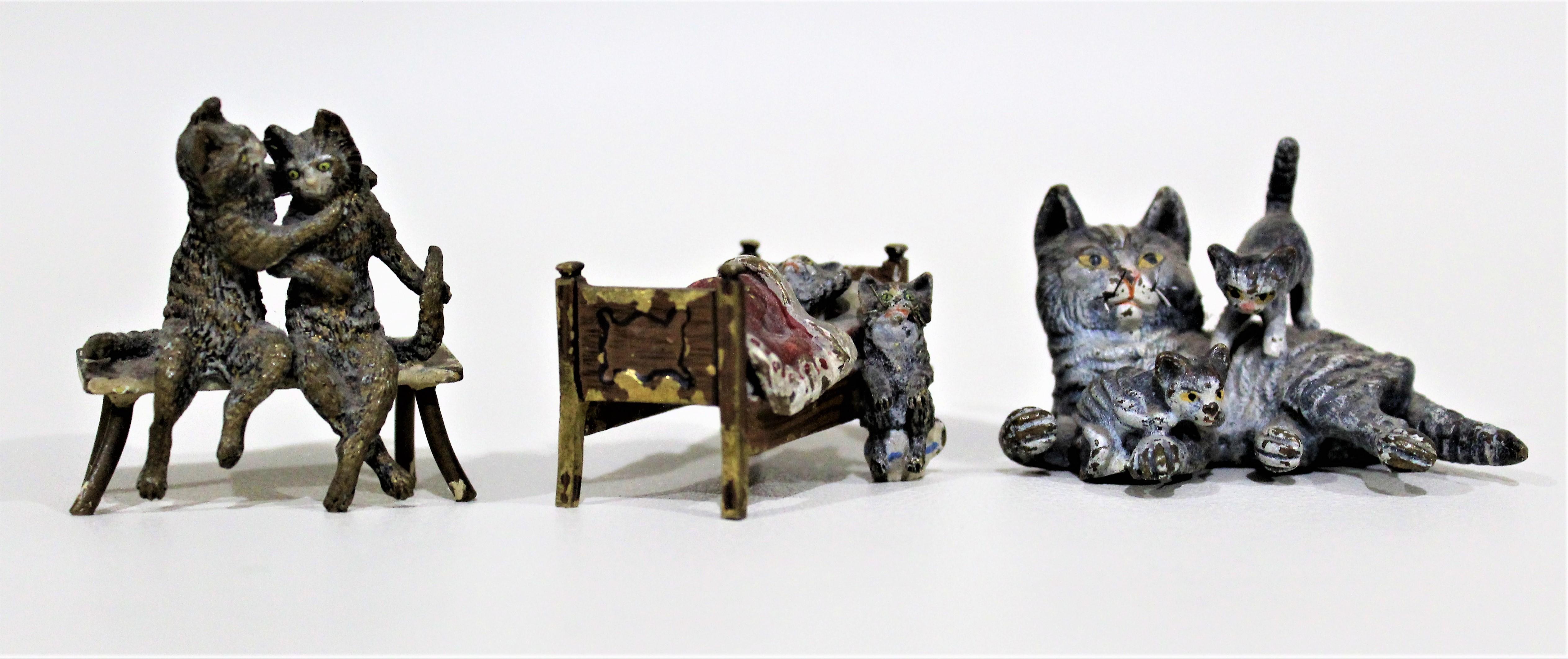 Antiguas miniaturas austriacas de bronce fundido y pintado en frío Figurita de gato Capricho Lote siglo XX en venta