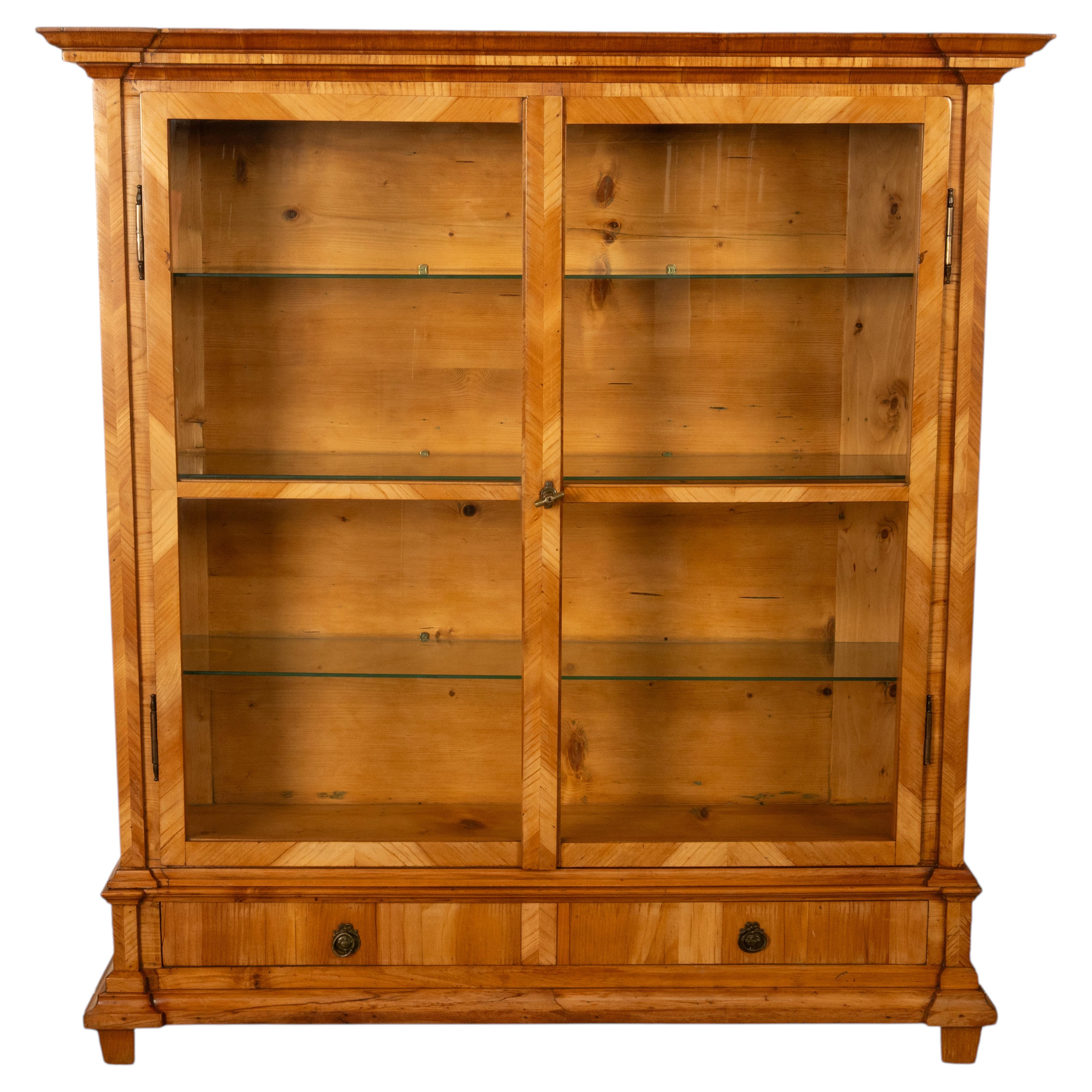 Antiguo mueble biblioteca austriaco de madera de cerezo Biedermeier estantería 1840