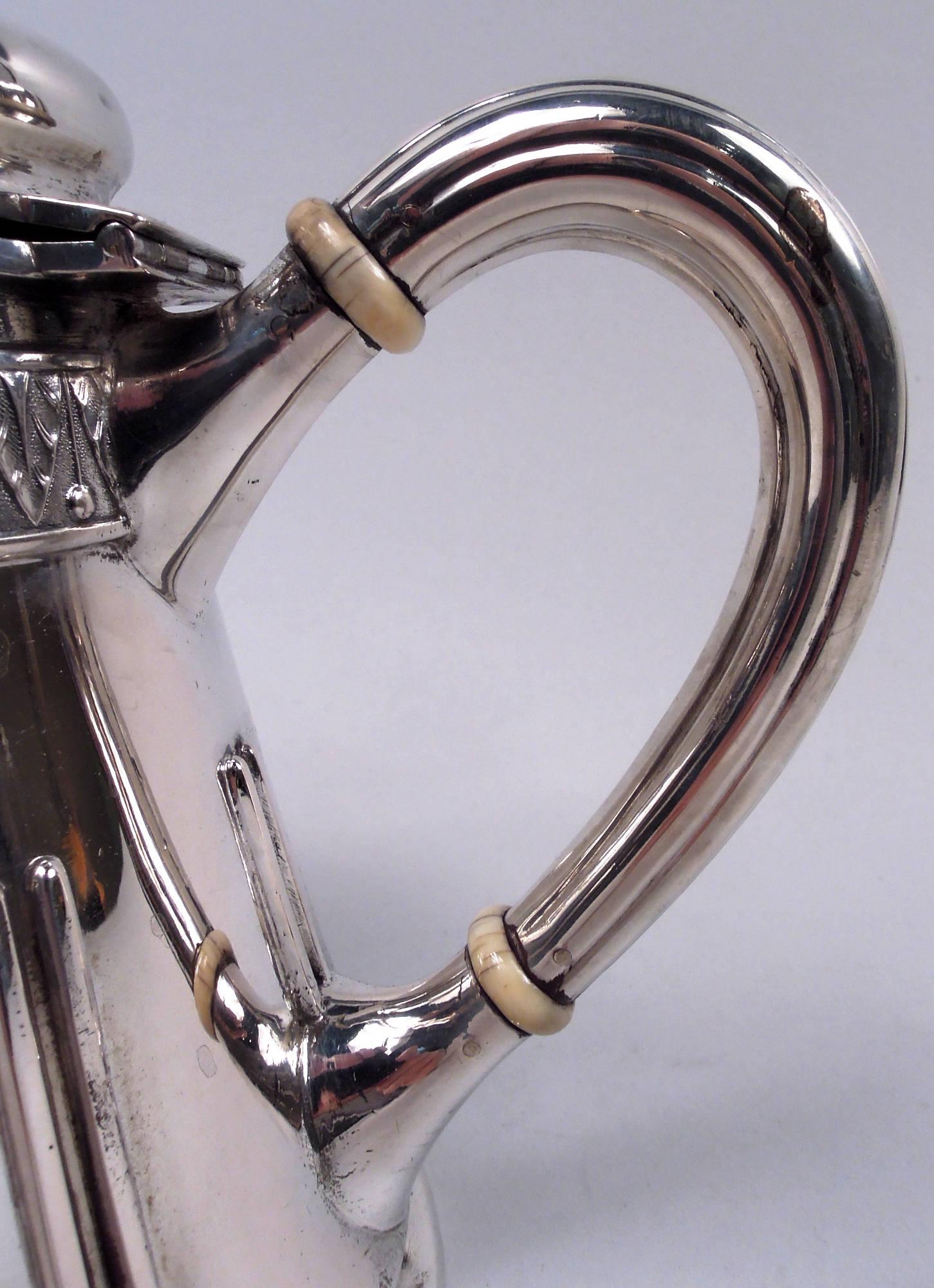Ancienne théière en argent classique autrichienne en vente 3