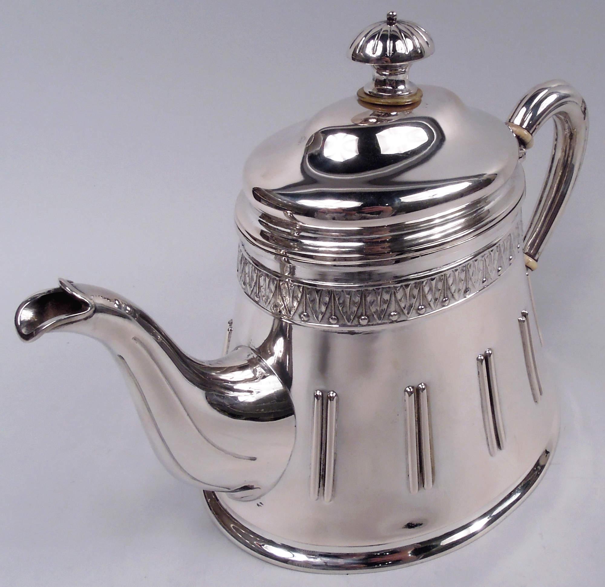 Théière autrichienne en argent classique 800, vers 1910. Bol ovale aux côtés effilés vers le haut ; poignée en forme de boucle haute et bec effilé en forme de volute en S. Couvercle articulé et bombé avec un fleuron lobé et perlé. Ornement