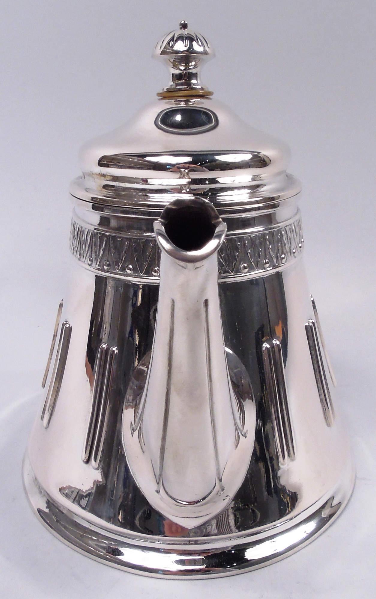 Néo-classique Ancienne théière en argent classique autrichienne en vente