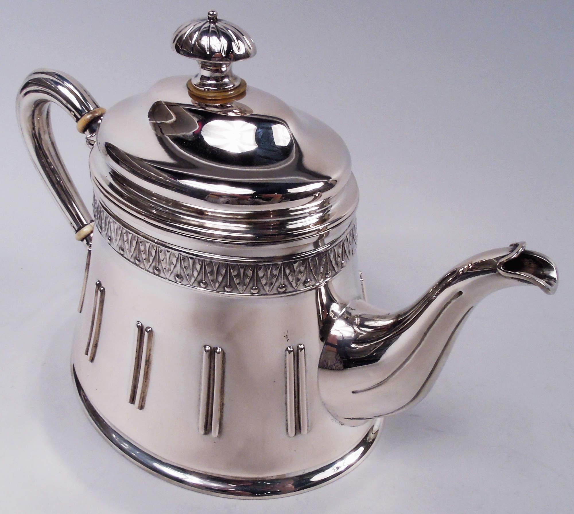 Autrichien Ancienne théière en argent classique autrichienne en vente