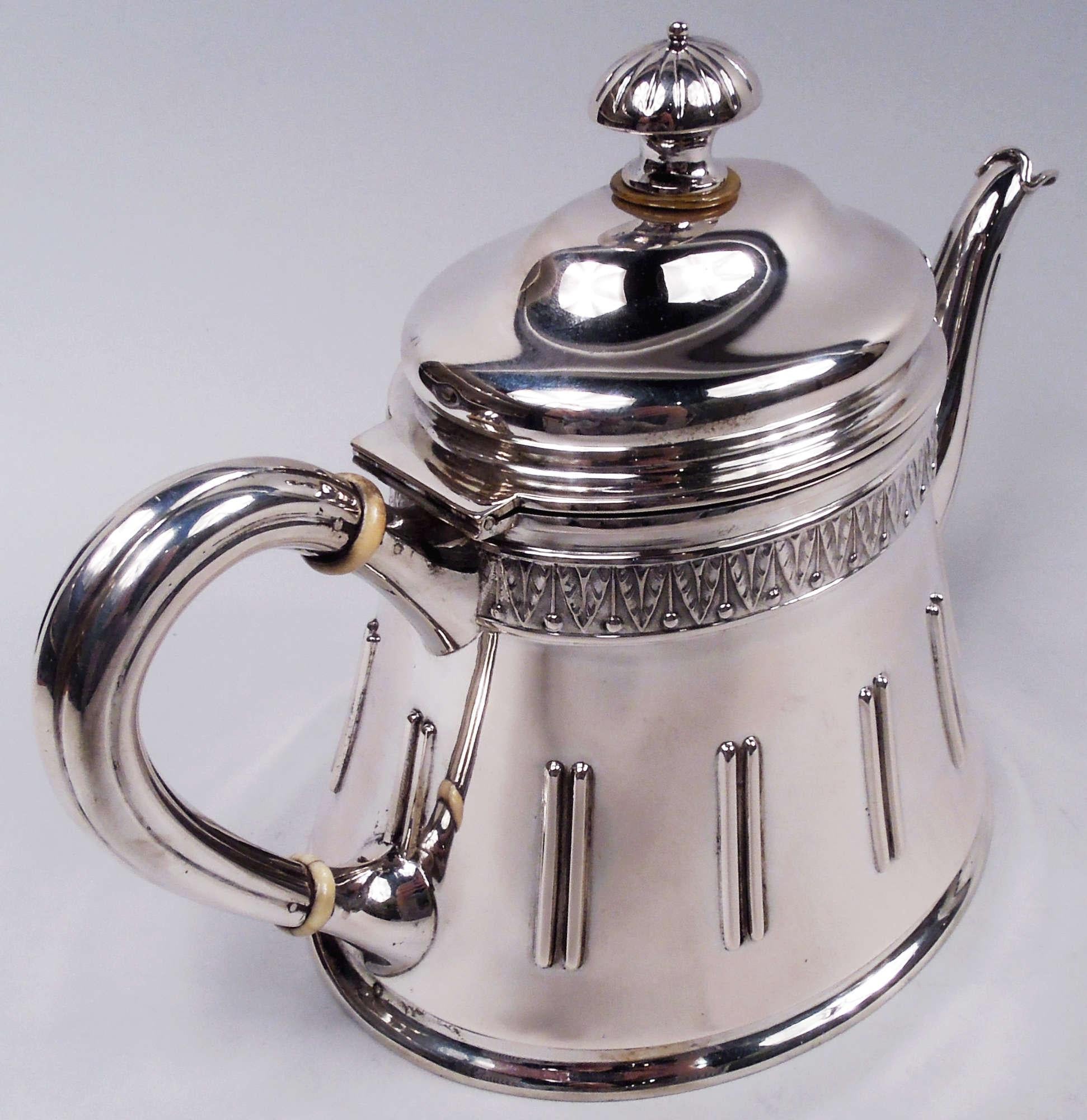 Ancienne théière en argent classique autrichienne Bon état - En vente à New York, NY