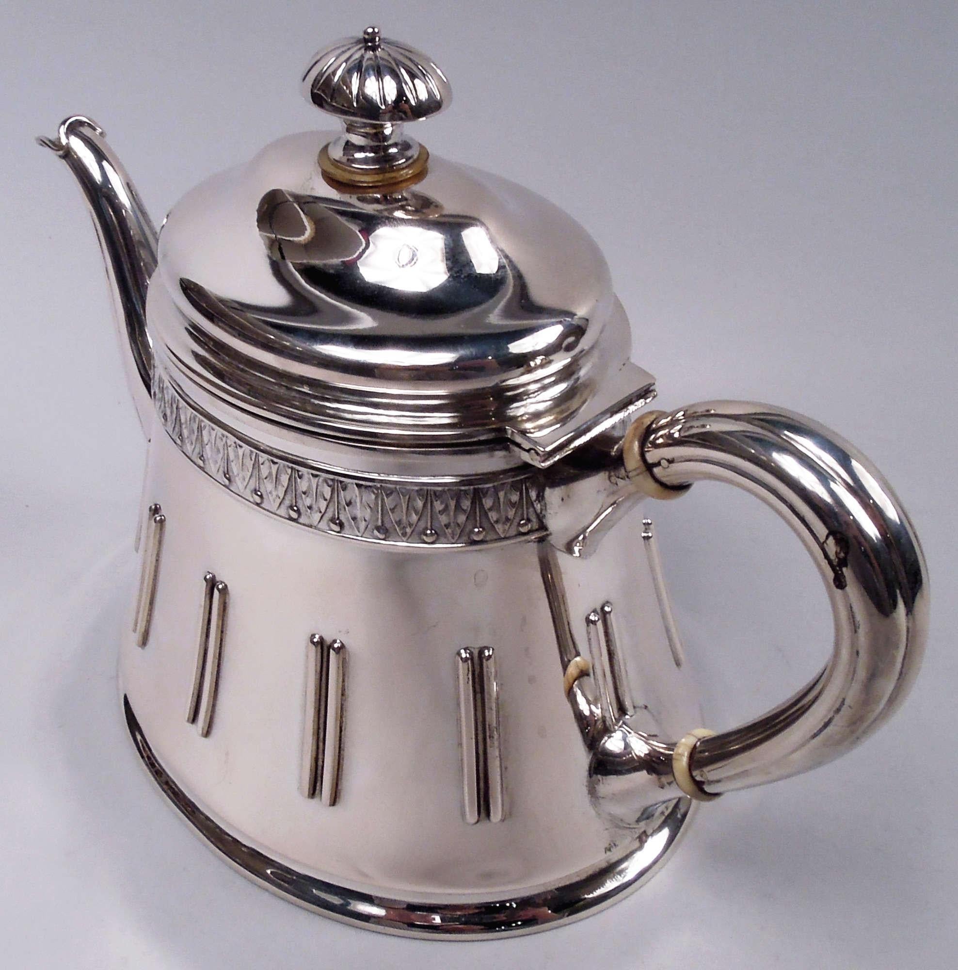 Argent Ancienne théière en argent classique autrichienne en vente